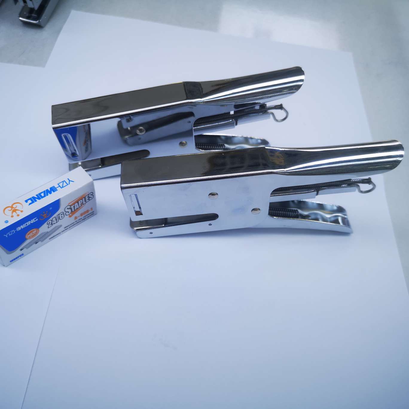 Yizhi King 888 thick-layer hand-held machine, 60 pieces per piece, can hold 30-50 pages of paper, suitable for 24/6 and 23/8 nails, product size 16.5*8*2 detail image 3