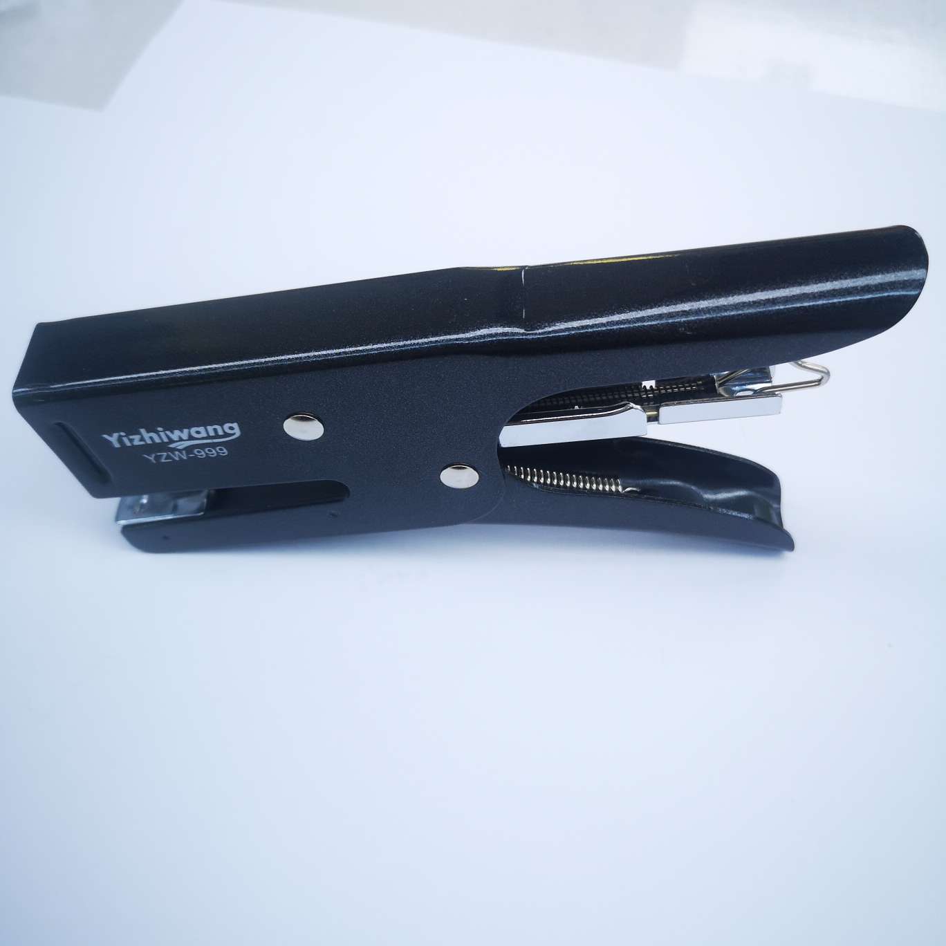 Yizhi King 999 color spray-painted stapler, 60 pieces per piece, mixed in three colors, suitable for 24/6 staples, can fix 20-30 pages of paper. The product size is 16.5*8.5*2 pic 2