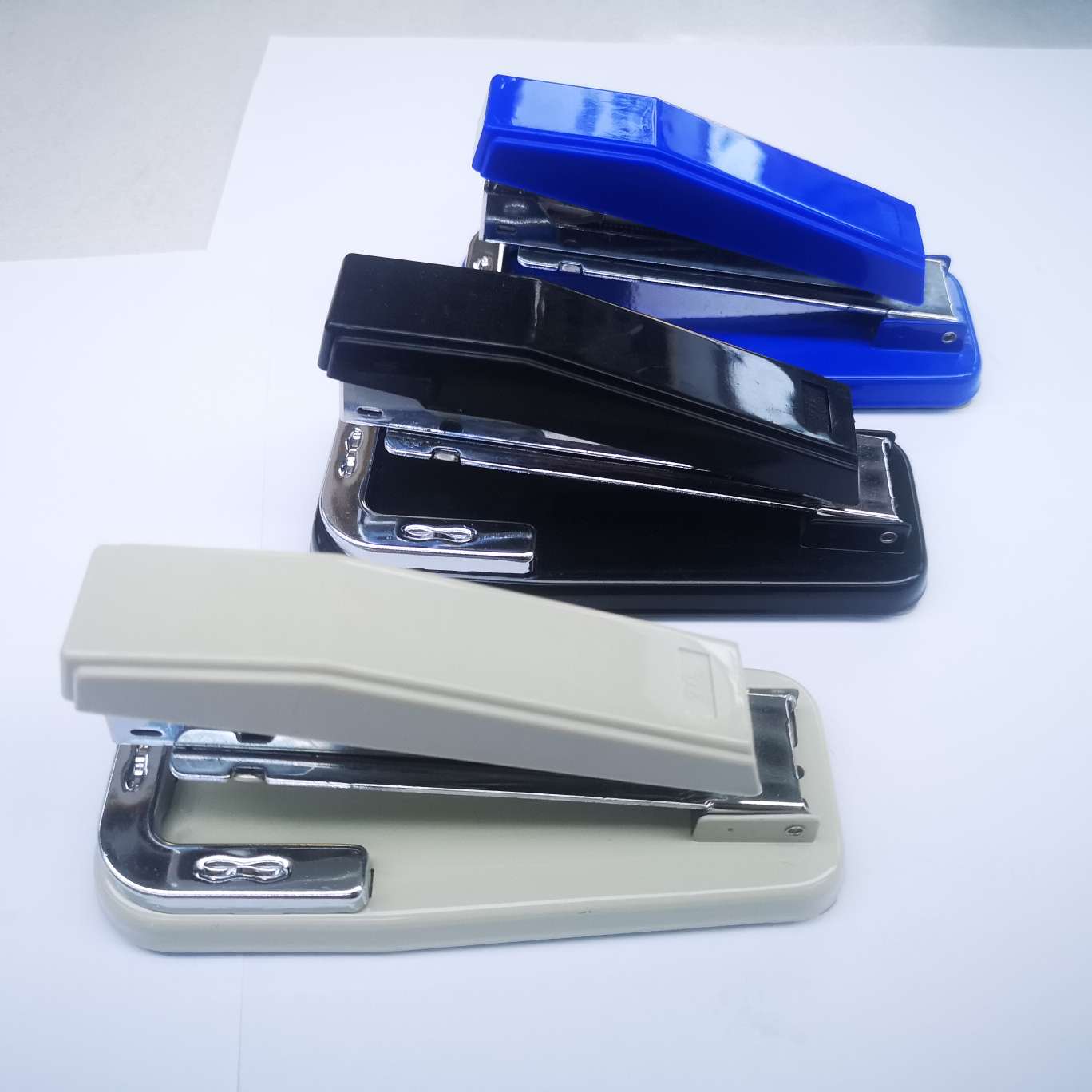 js1208a订书机，360℃旋转，一件72个，混色，24/6钉子，可定纸张20-30张，产品尺寸13.8*6*6.5详情图3