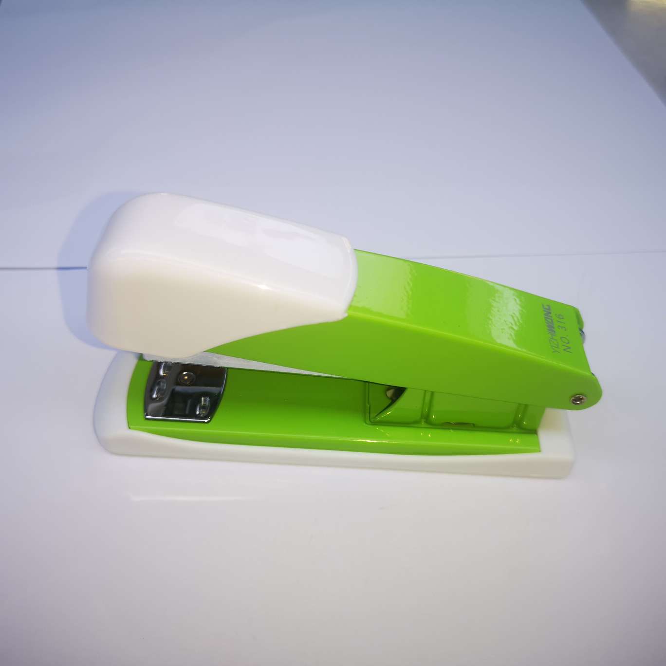 The Yizhiwang 316 stapler is suitable for uniform needles. It can accommodate 96 pieces per piece and can fix 20 to 30 pages of paper. pic 3