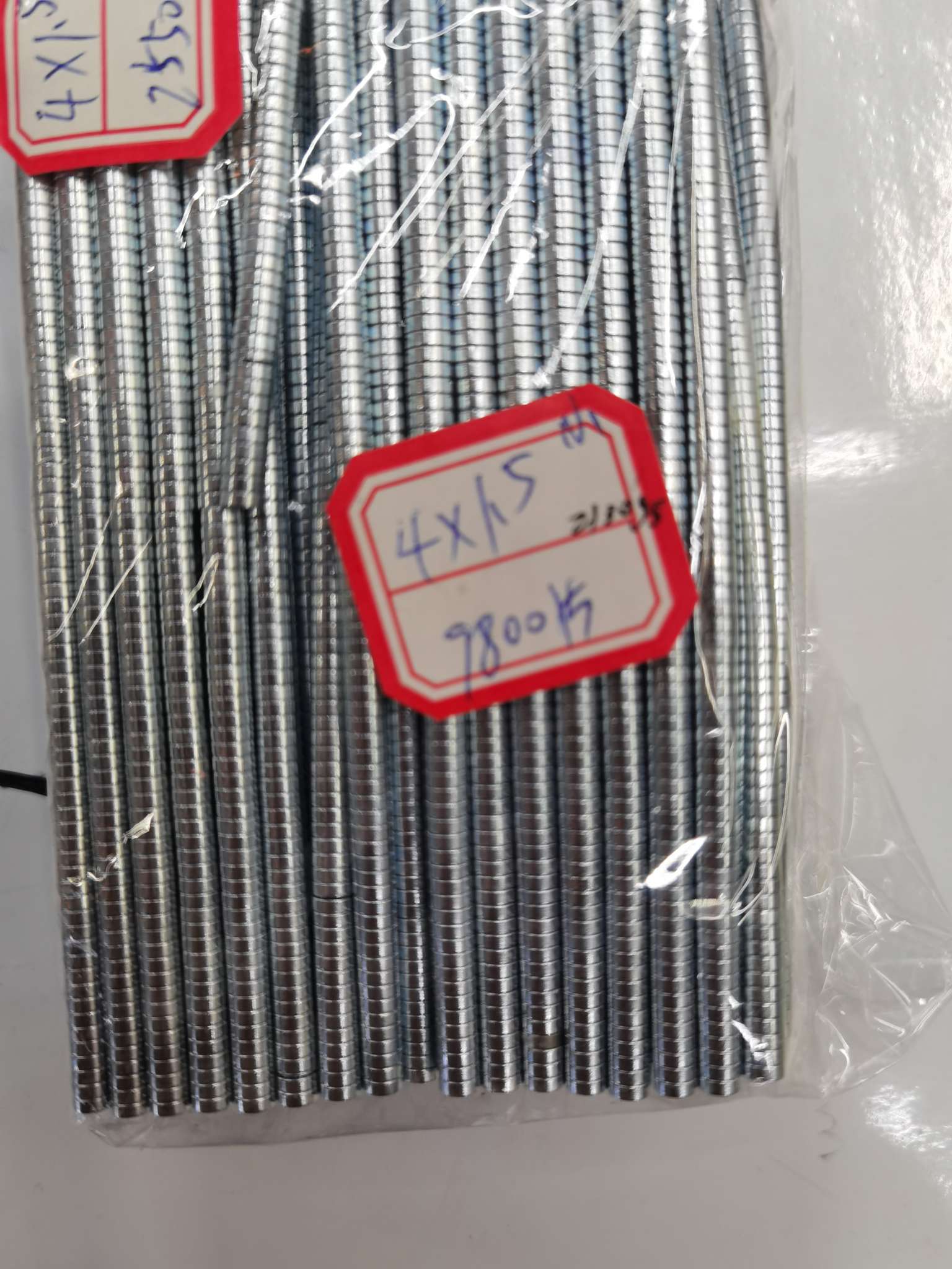 磁铁 4x1.5mm镀锌 白的