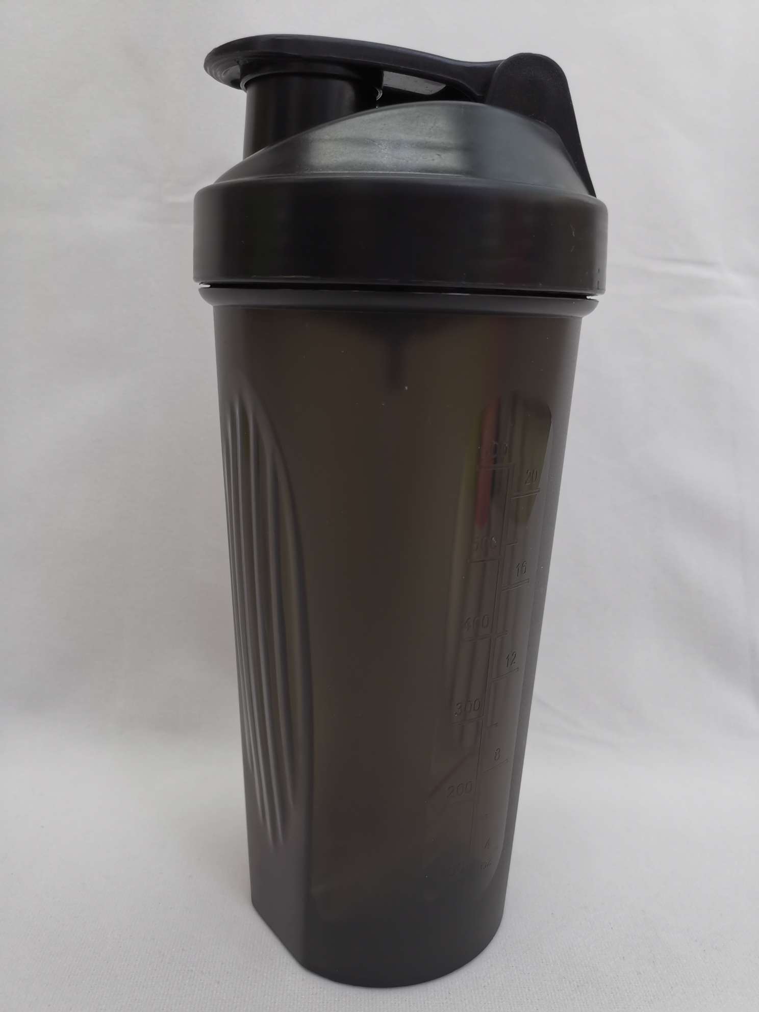Factory direct sales: Creative shaker cup, fitness space cup, 600ml sports water bottle, portable and customizable Application Scenario