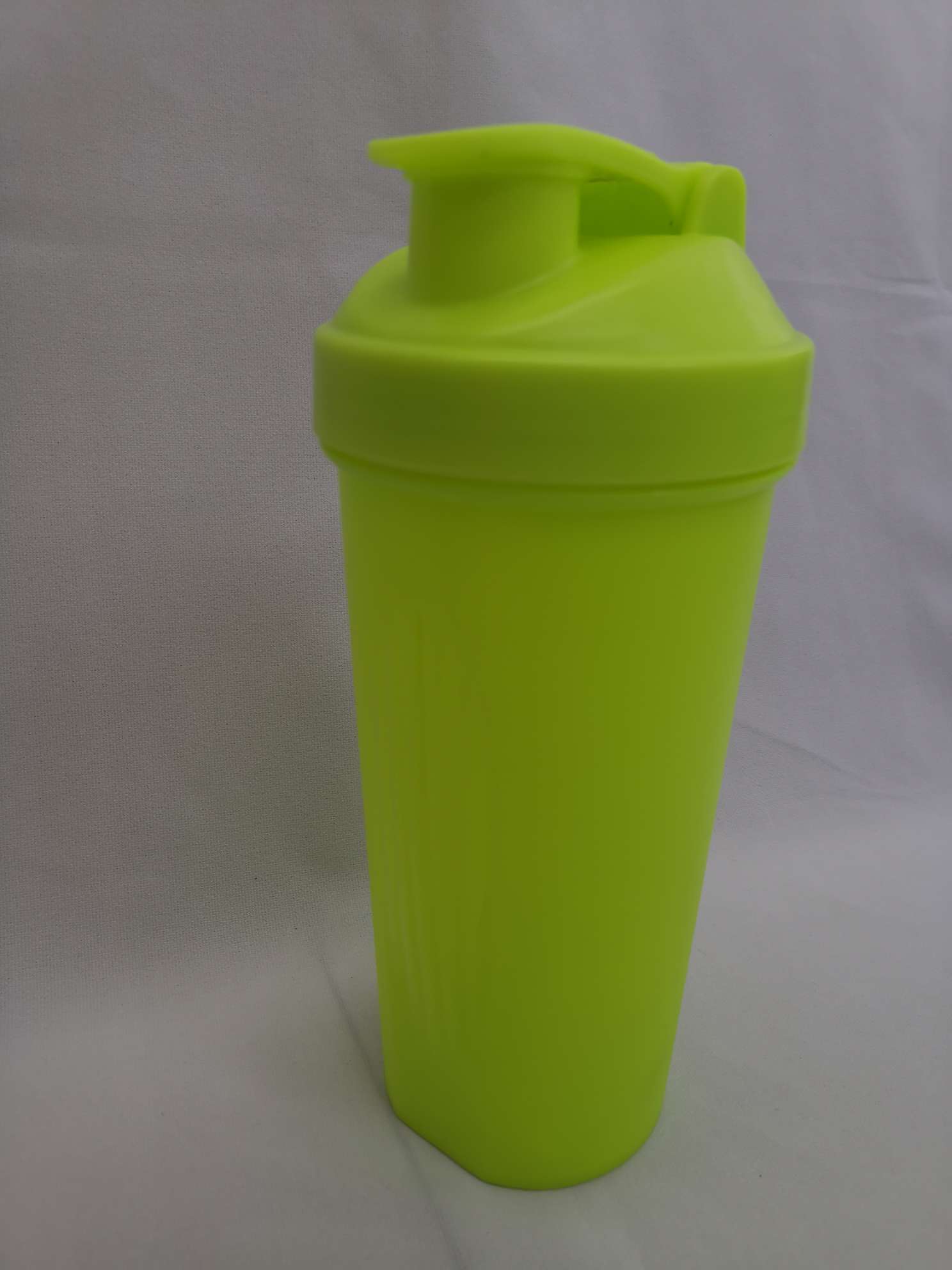 Factory direct sales: Creative shaker cup, fitness space cup, 600ml sports water bottle, portable and customizable Item Picture