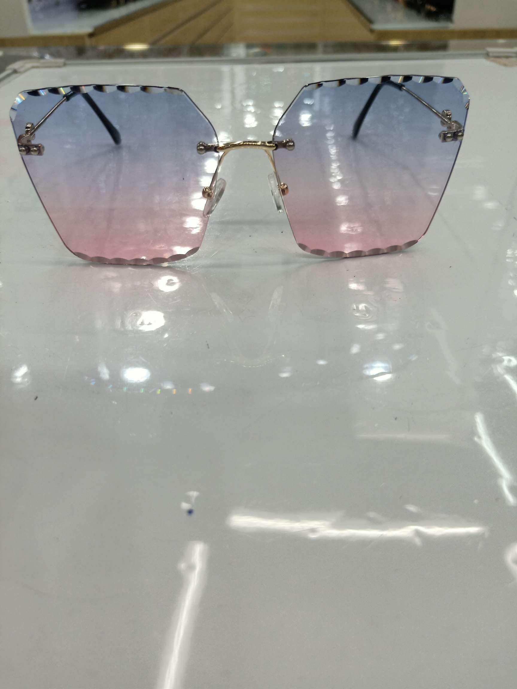 2020 new frameless European and American trimmed women's sunglasses, trendy big face, round face slimming glasses, UV protection sunglasses Application Scenario