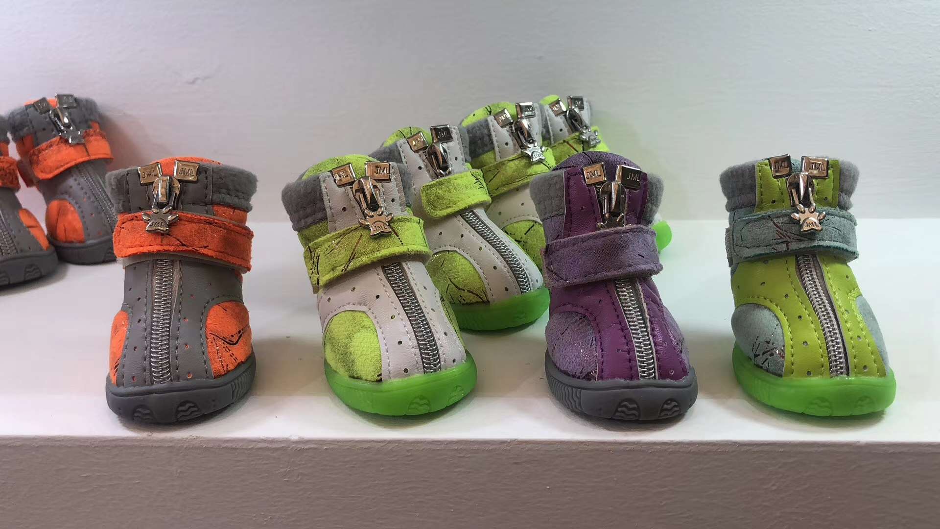 宠物用品鞋子/宠物防雨鞋/宠物宝宝鞋子白底实物图