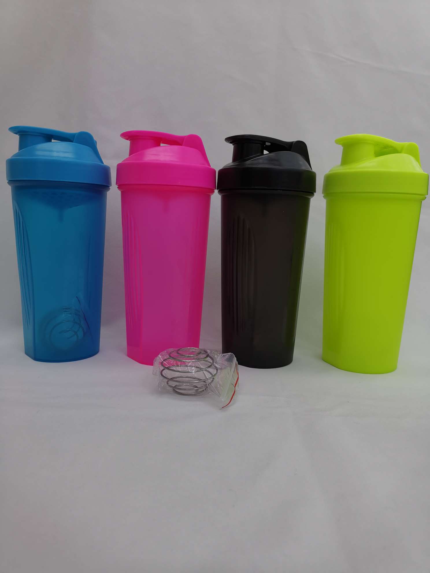Factory direct sales: Creative shaker cup, fitness space cup, 600ml sports water bottle, portable and customizable