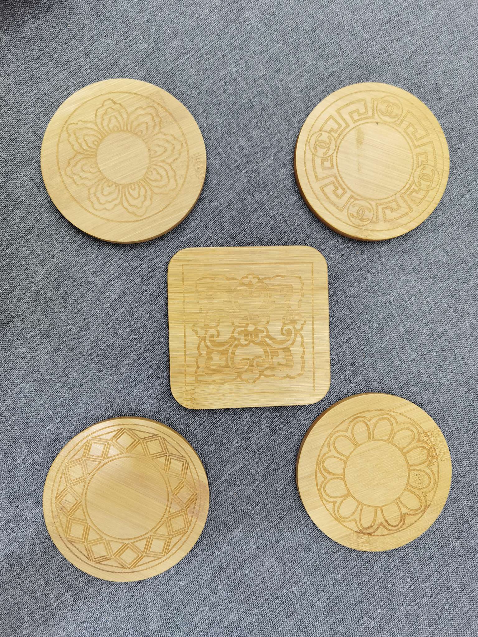 Posavasos redondos grabados en bambú