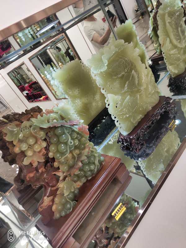 玉石花瓶青玉细节图