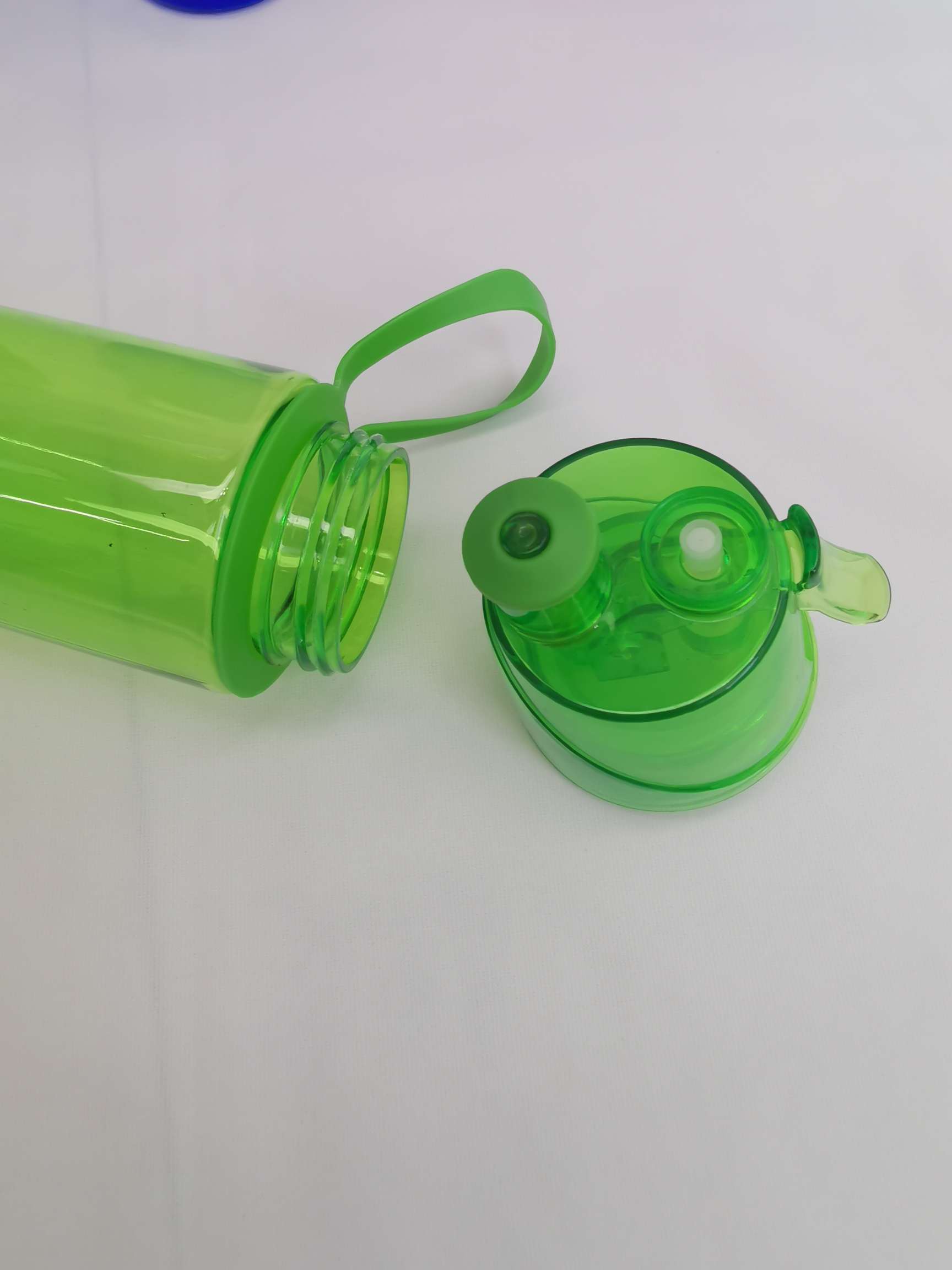 Creative plastic cups, outdoor sports and fitness spray cups, children's water cups, factory direct sales Application Scenario