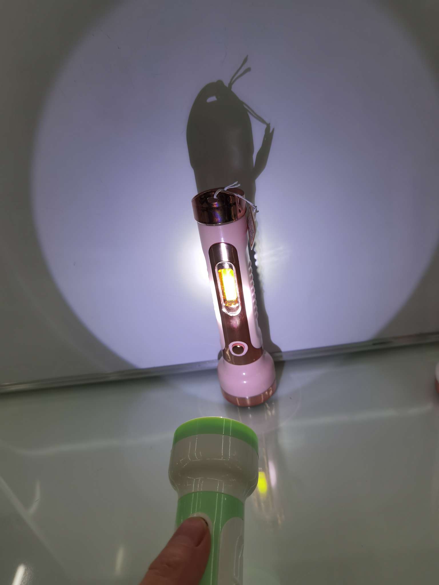 Solar-powered lithium battery flashlight Item Picture