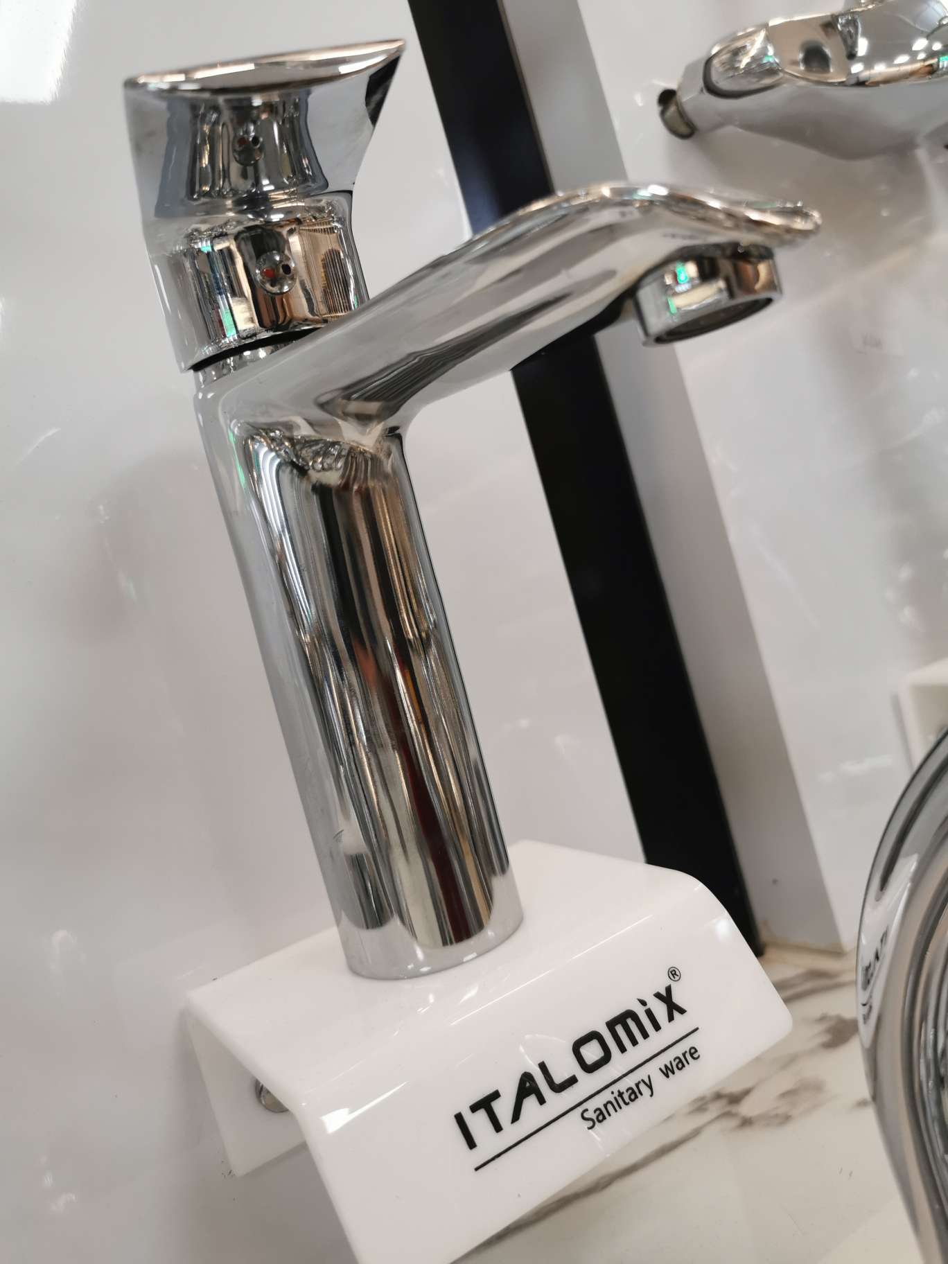 I grifo de lavabo frío y caliente Specification image