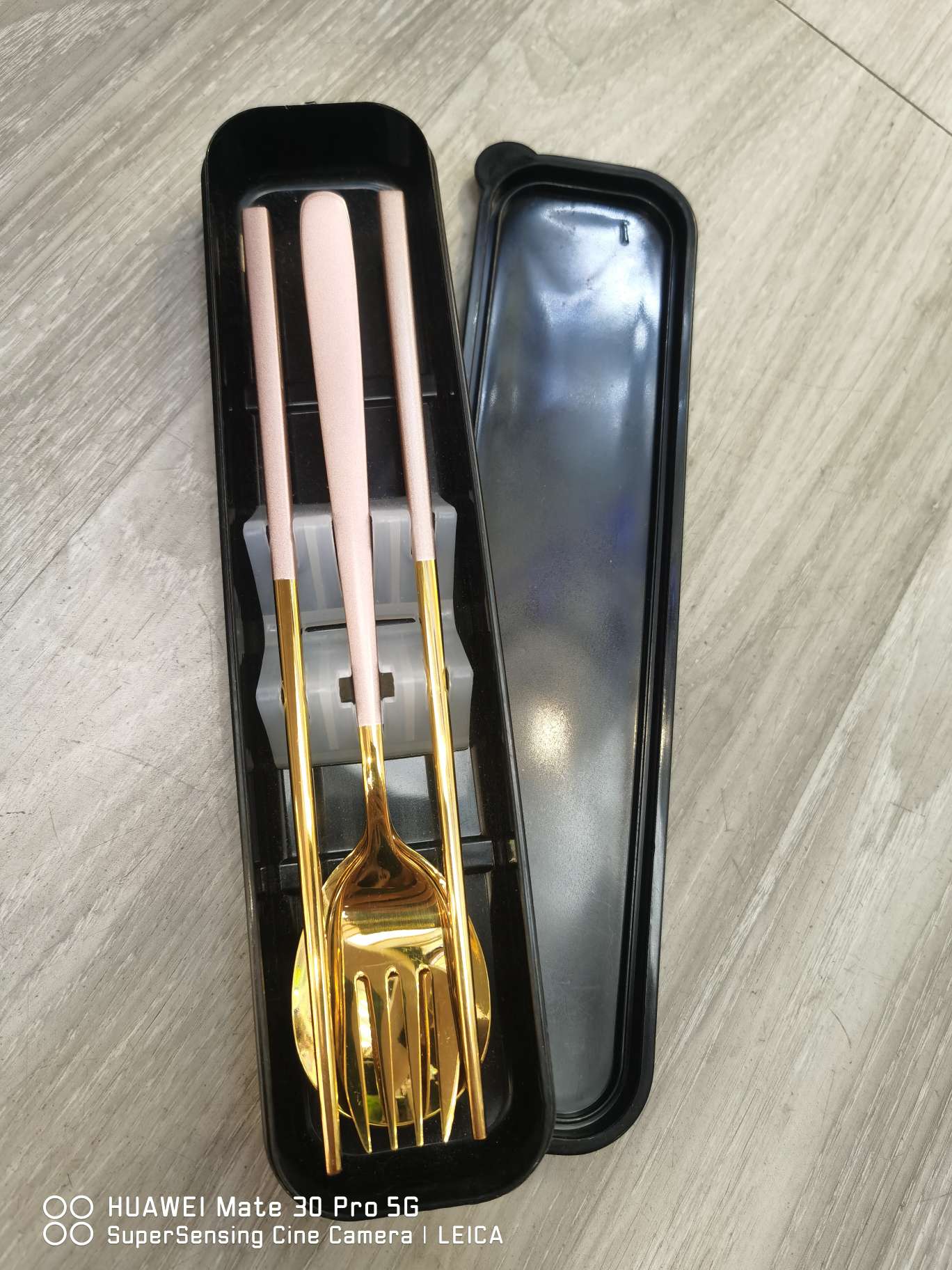 A three-piece set of Korean spoons, forks and chopsticks Application Scenario