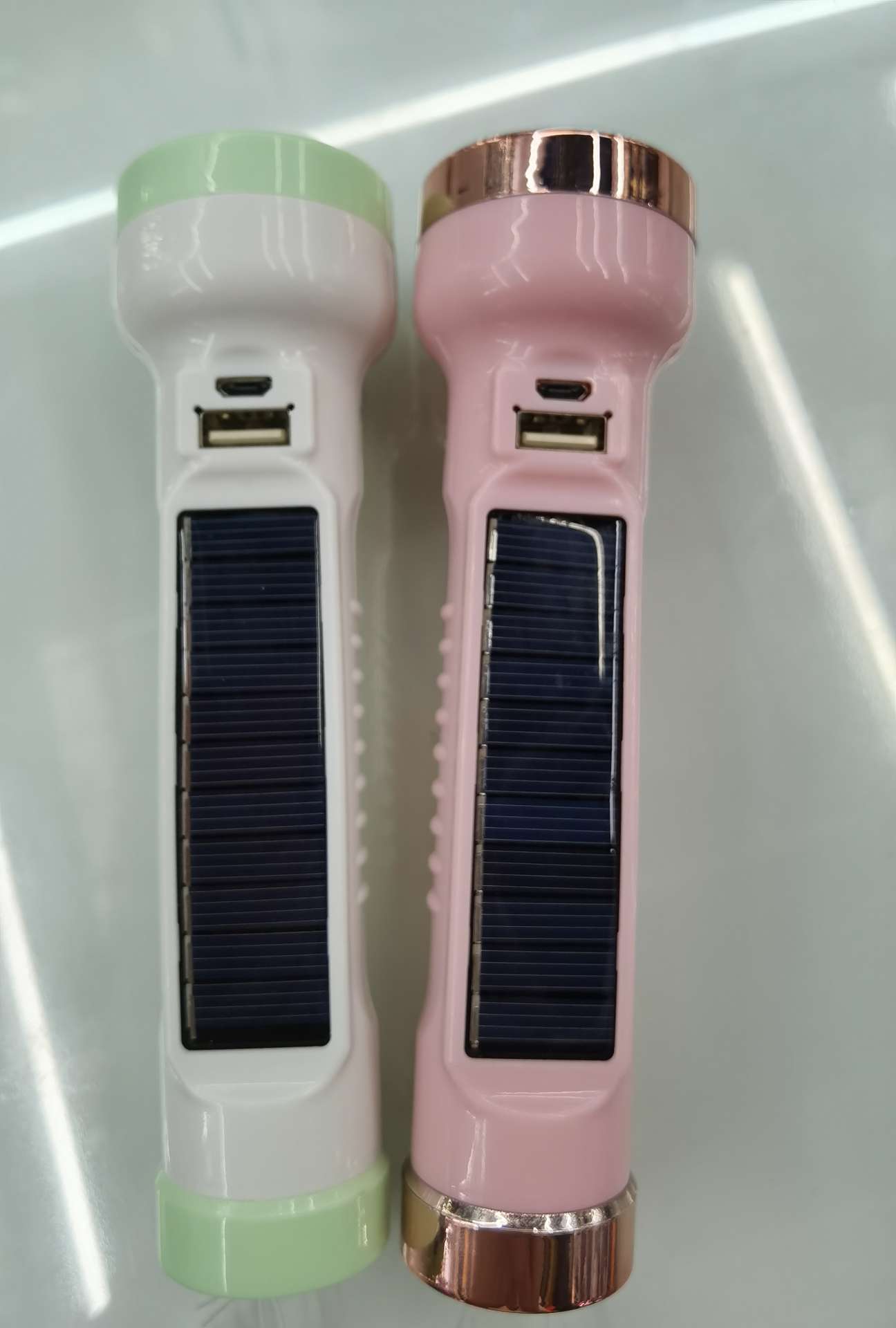Solar-powered lithium battery flashlight details Picture