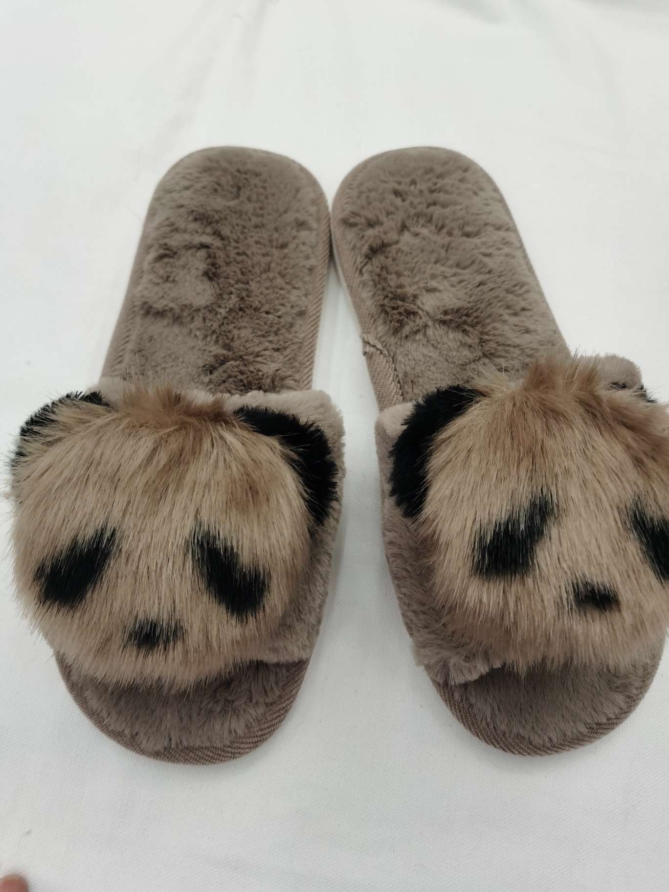 Panda Open-mouth fluffy slippers, 100 pairs per box, starting from one box. There are 3 colors available: brown, black, and gray