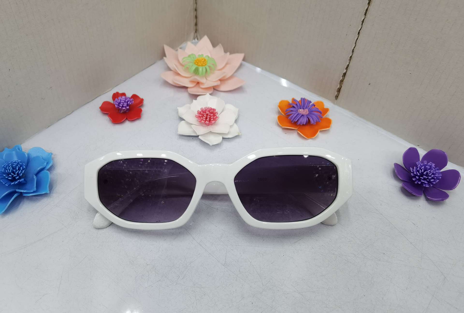 JW3002 with accessories 2020 new American and American square frame sunglasses for men and women hot style sunglasses for men and women star web celebrity street sunglasses for men and women fashionable cat eyes personality small frame sunglasses for men and women to be made in 15 days