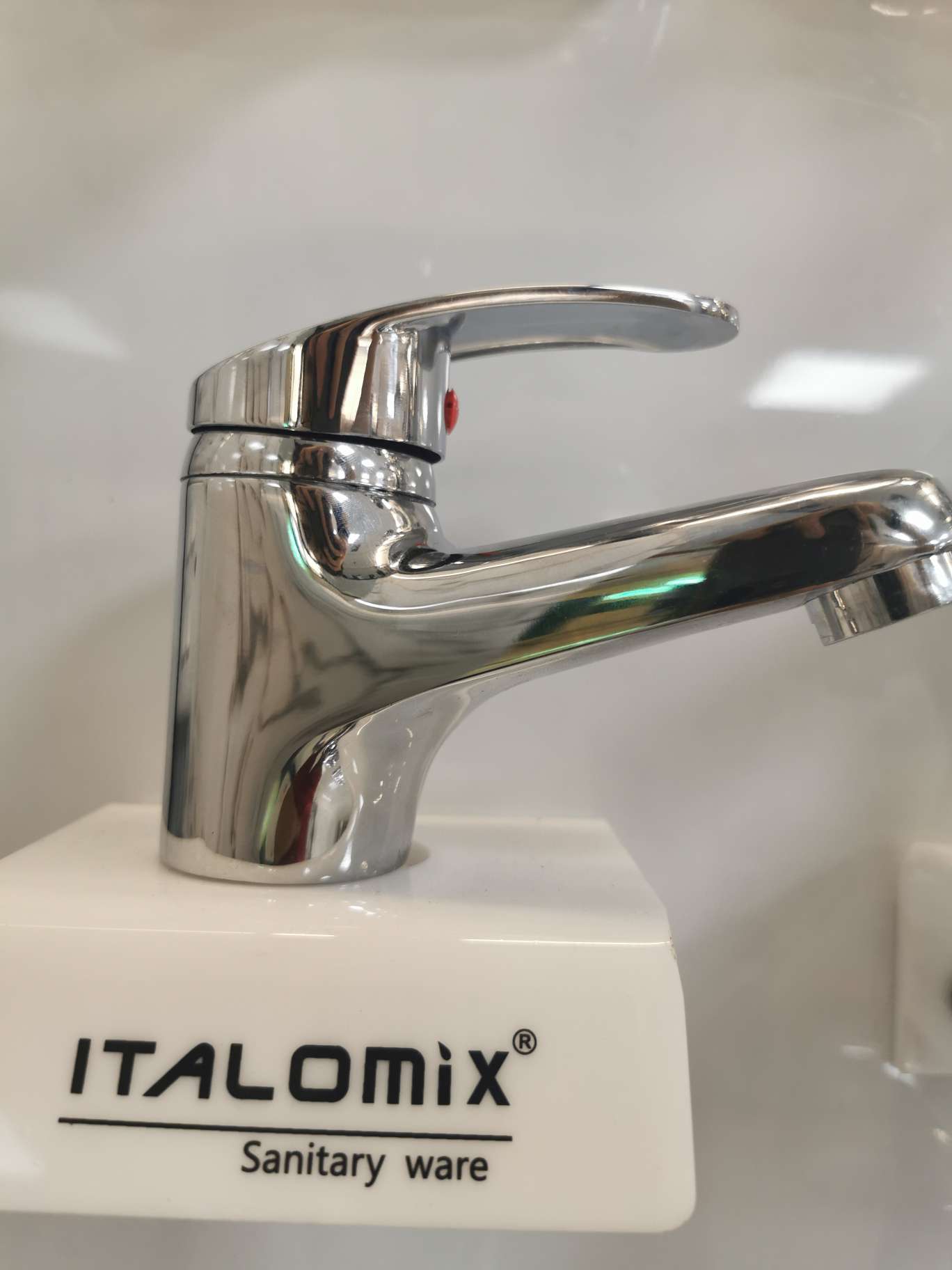 Hot and cold washbasin faucet details Picture