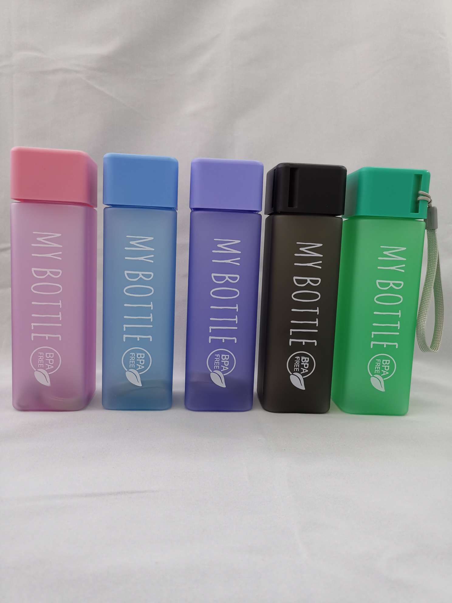 Wholesale and customization of creative sports plastic cups, student portable square frosted fashionable water cups, square spray-painted cups, leak-proof gift cups detail image 2