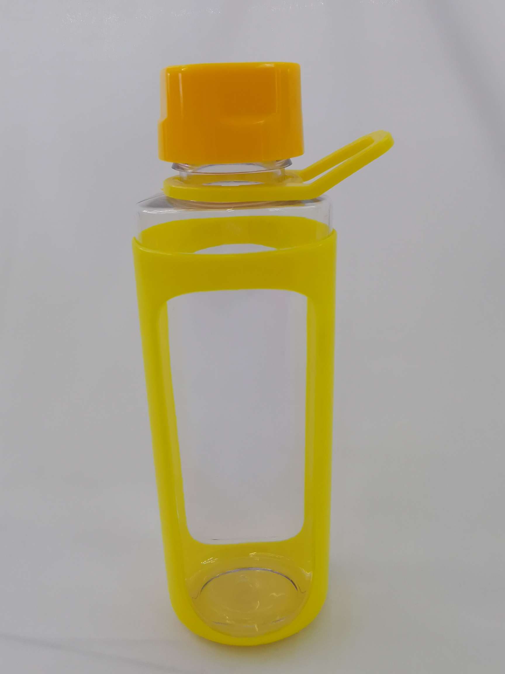 Factory direct sales of creative plastic colored water bottles, large-capacity children's and students' disposable cups, plastic water cups mixed batch Application Scenario