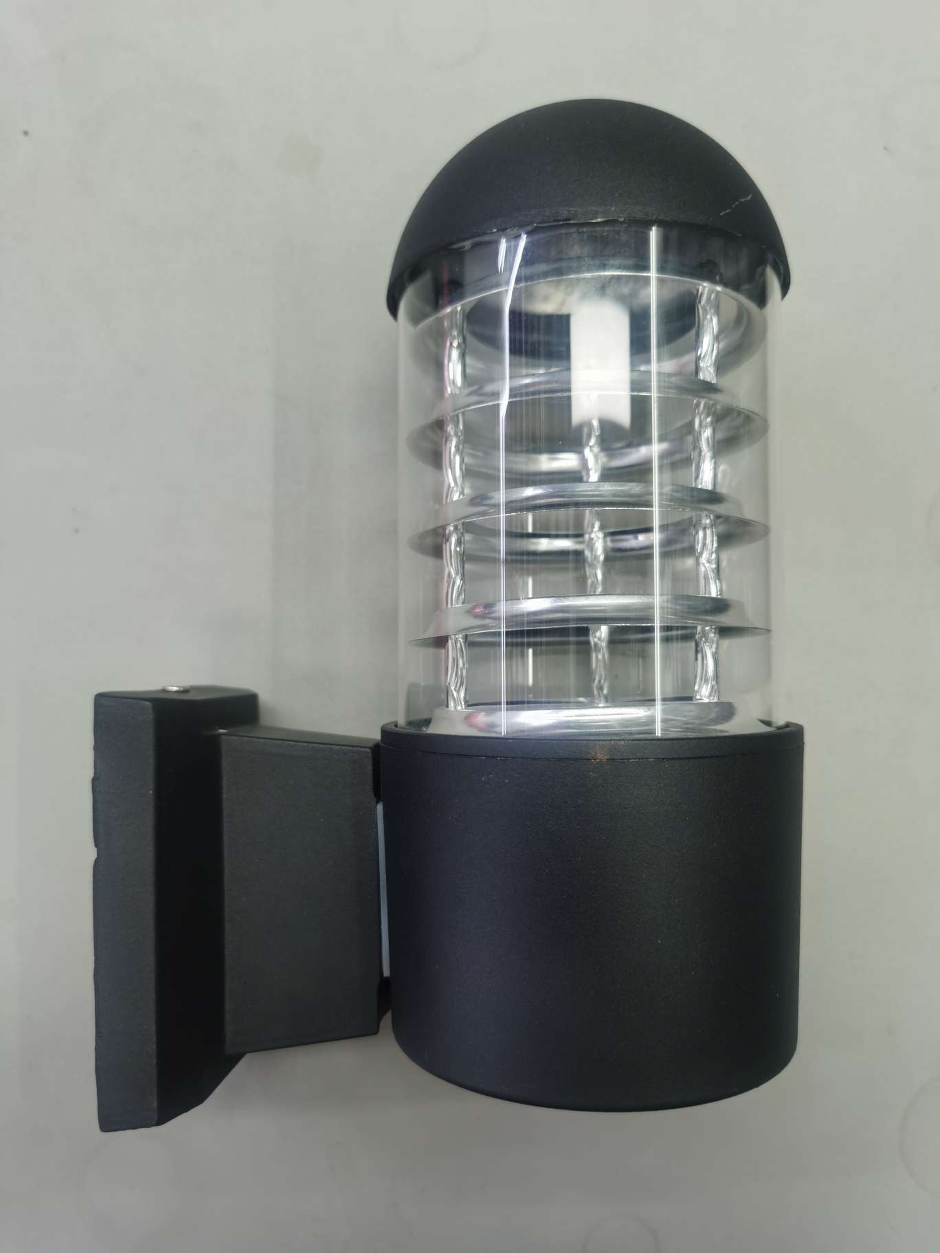 Single-headed round cap for outdoor wall lamp