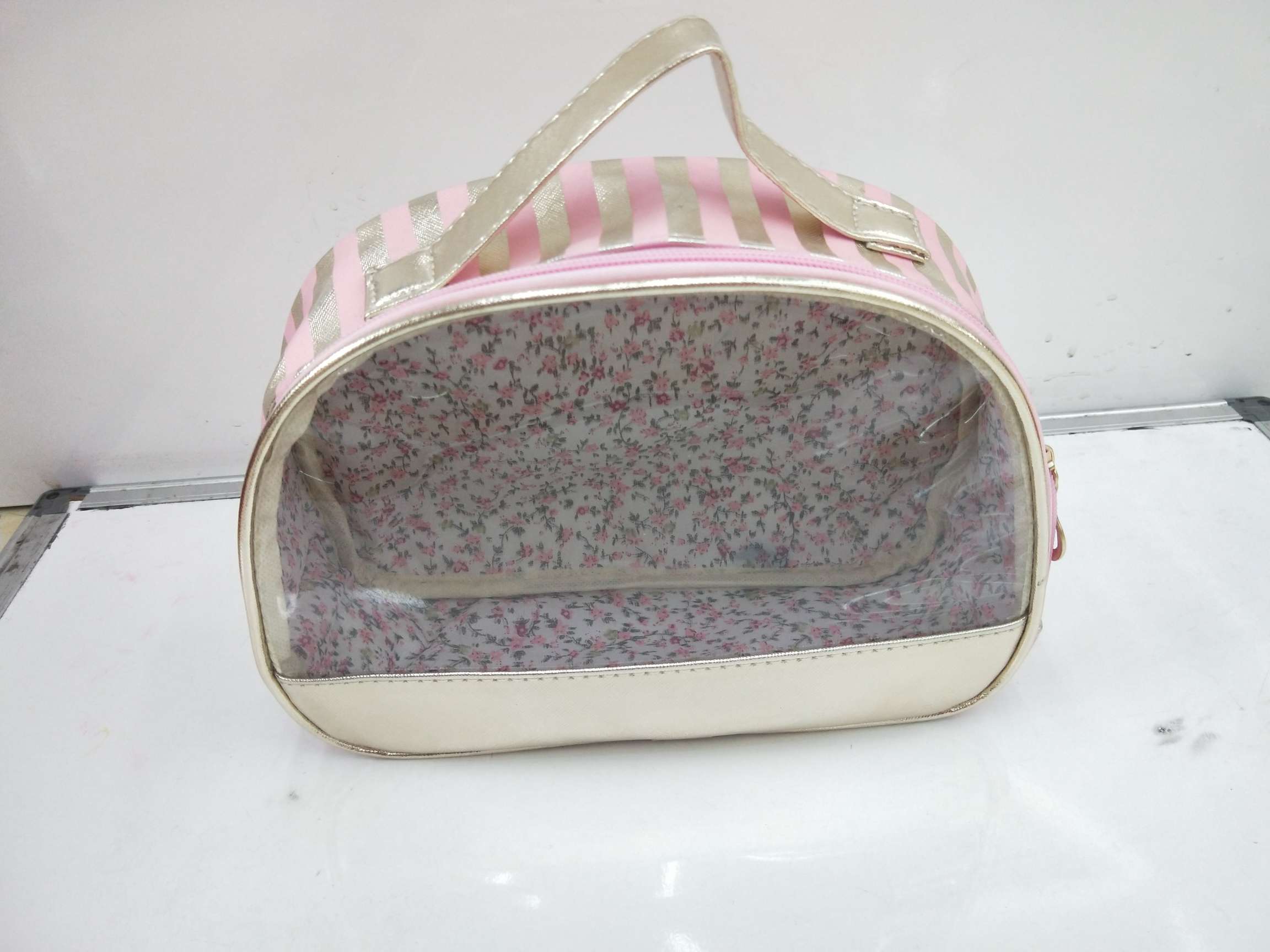 竖条半圆化妆包