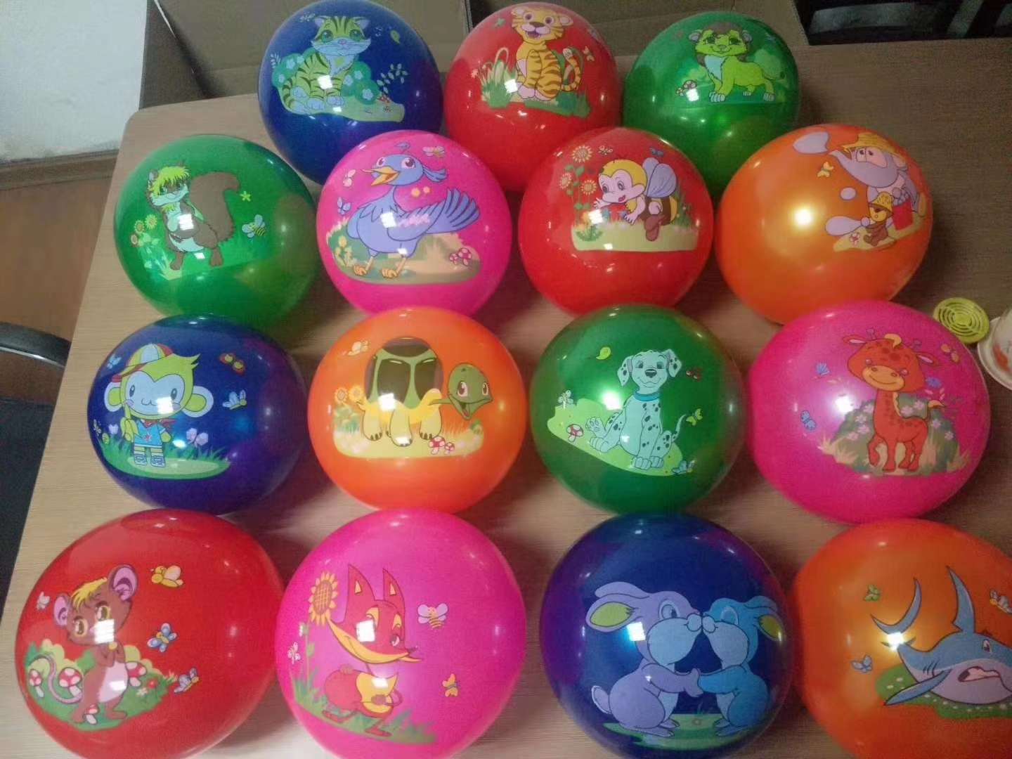 60克加厚的贴标球贴卡通标 数字标各种卡通人物PVC弹力卡通图案混花球详情12