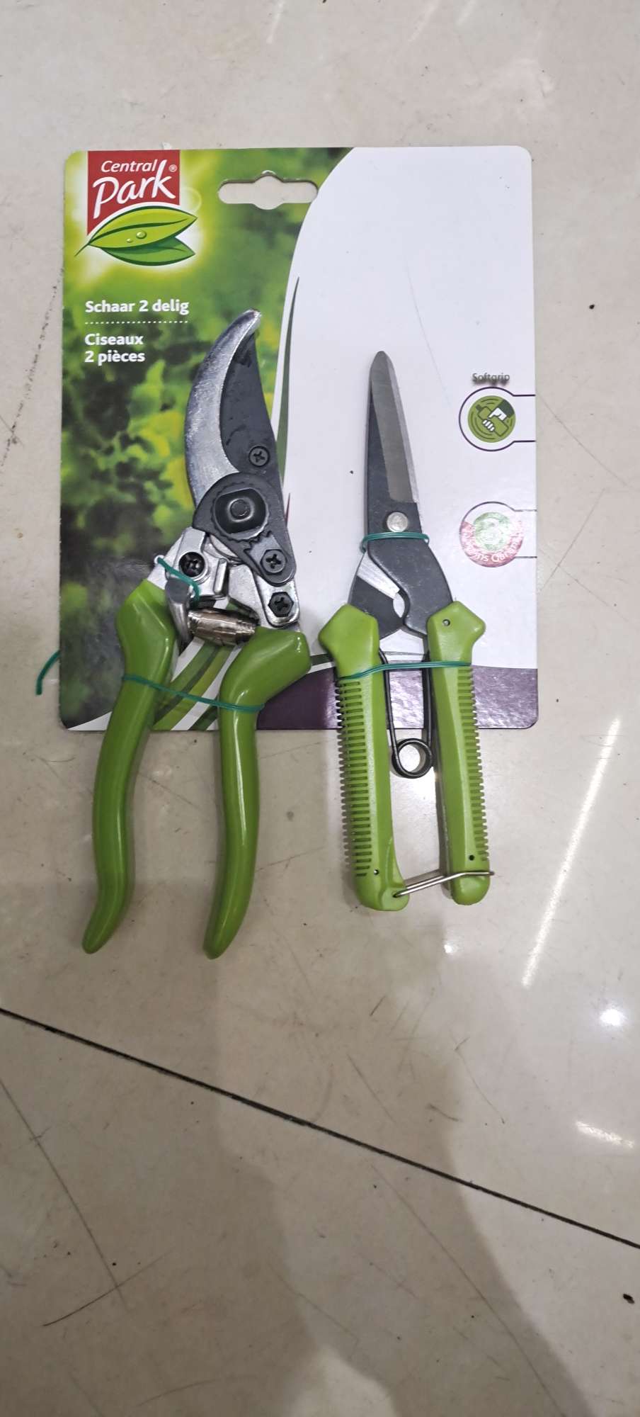 2 PC, scissors thumbnail