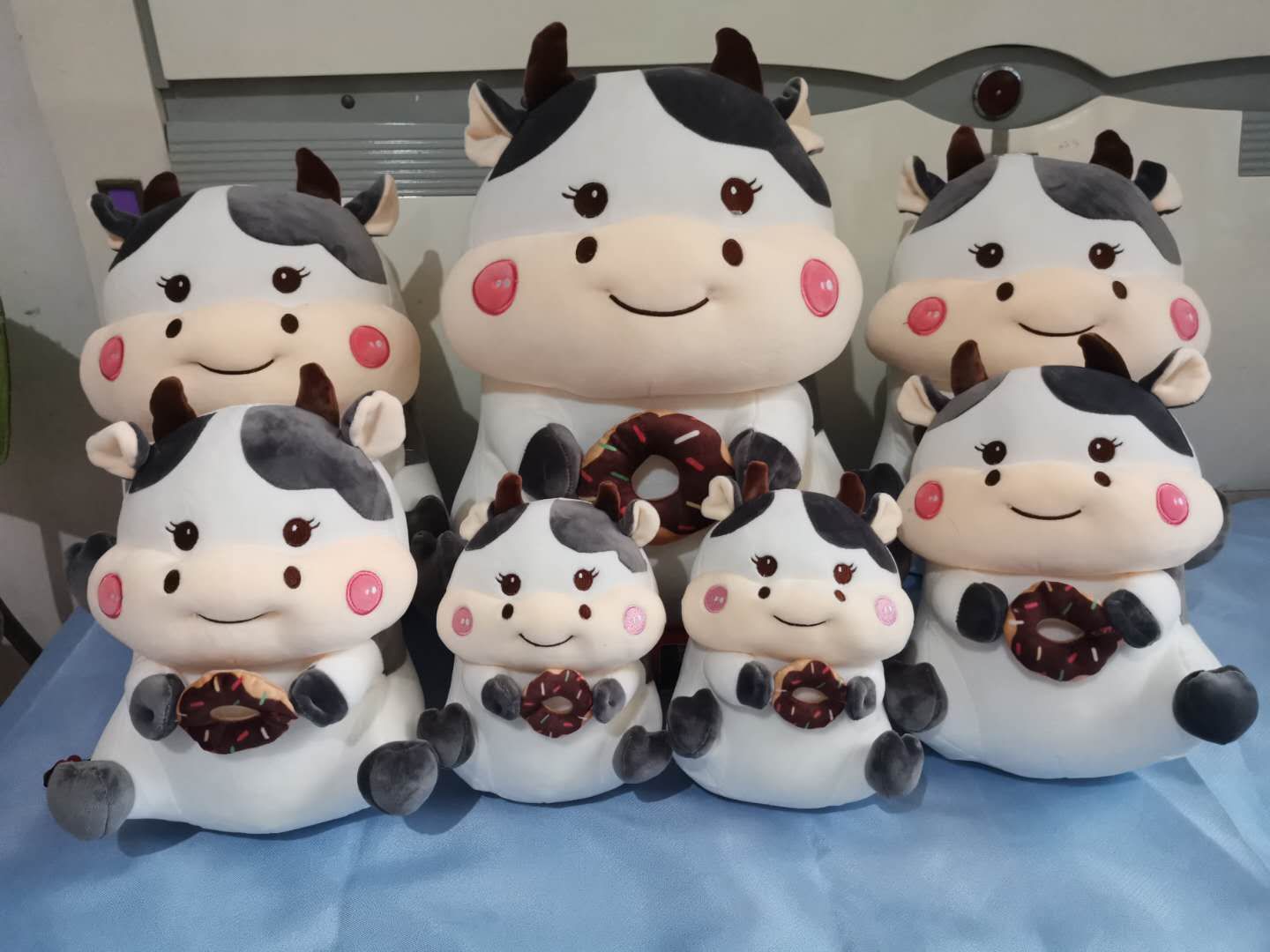 新款甜甜圈牛25厘米毛绒玩具公仔