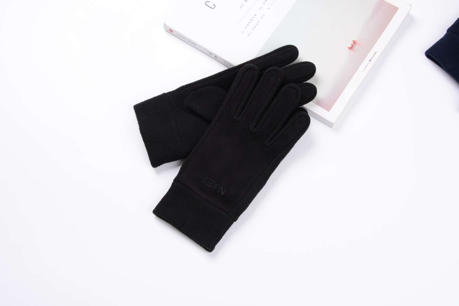 厂家直销 秋冬麂皮绒摇粒绒触屏手套 户外骑行抓绒手套 可定制logo 保暖防风防寒女士刺绣手套详情图1