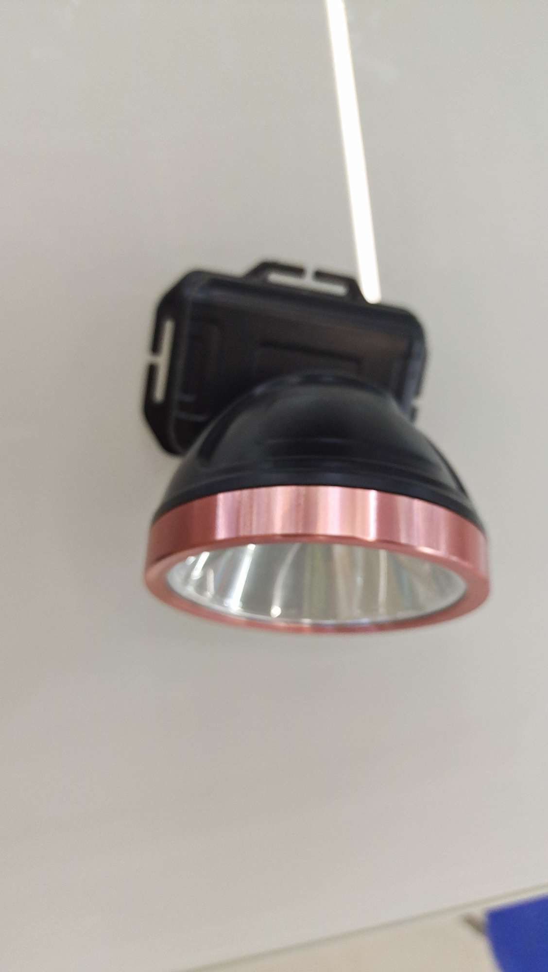The 103 strong bald lamp is equipped with a built-in battery and can be charged via USB details Picture