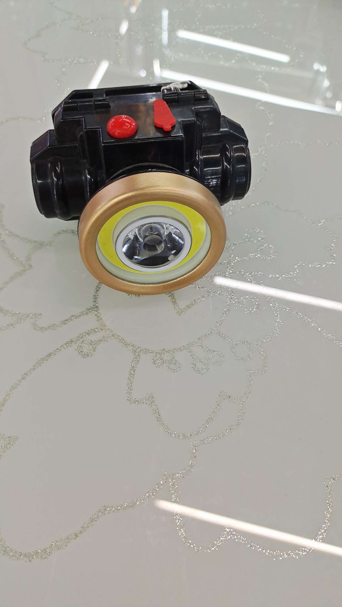 The 0509 strong bald lamp is equipped with a built-in battery and can be charged via USB details Picture