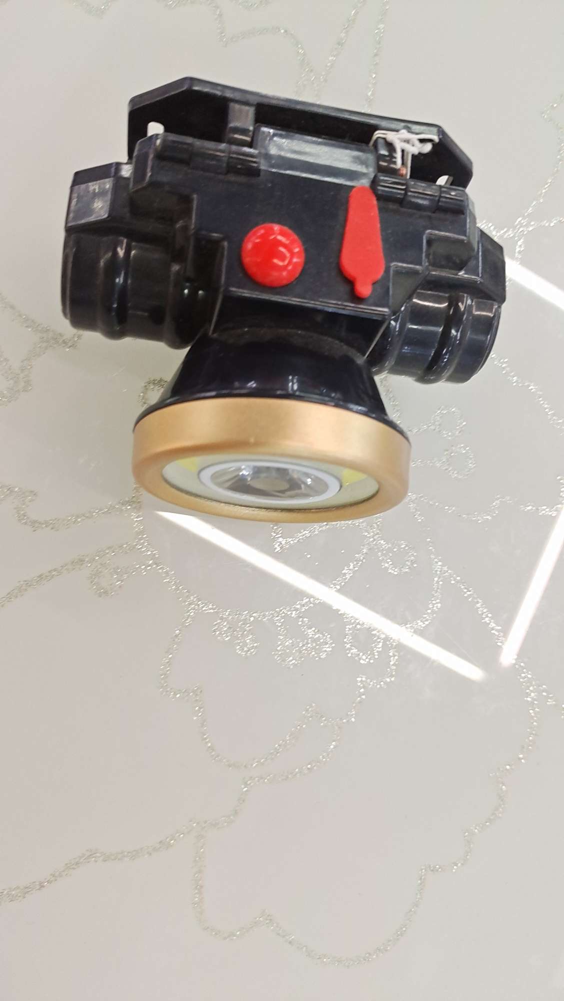 The 0509 strong bald lamp is equipped with a built-in battery and can be charged via USB detail image 2
