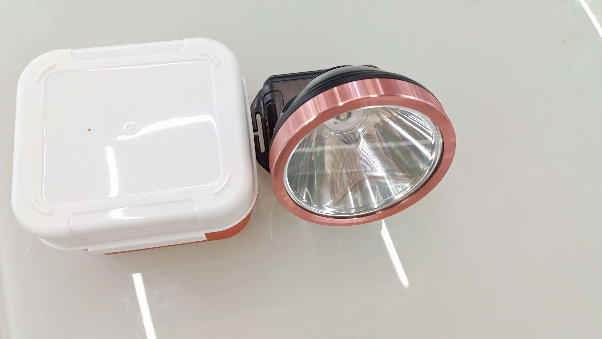 The 103 strong bald lamp is equipped with a built-in battery and can be charged via USB detail image 1