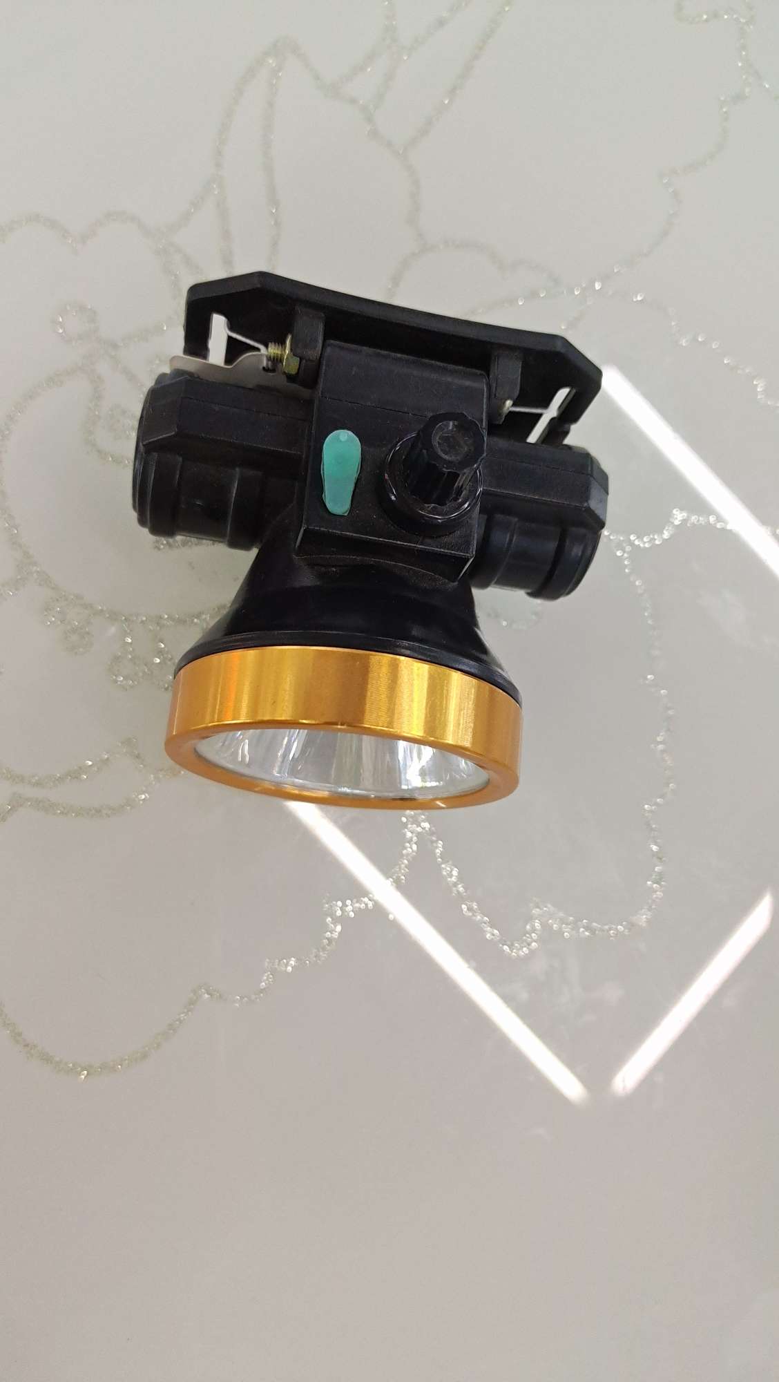 The A15 strong bald light is equipped with a built-in battery and can be charged via USB detail image 2
