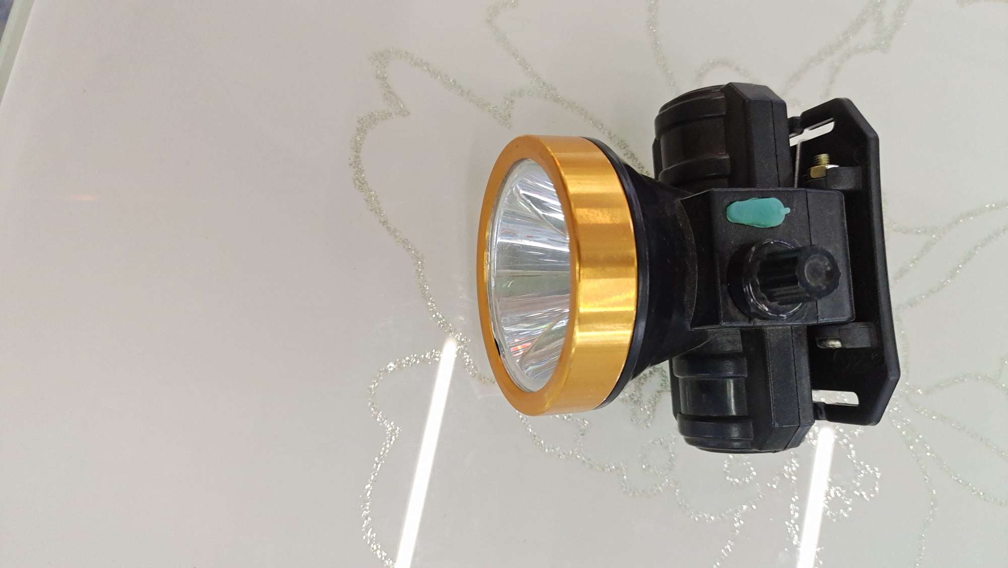 The A15 strong bald light is equipped with a built-in battery and can be charged via USB details Picture