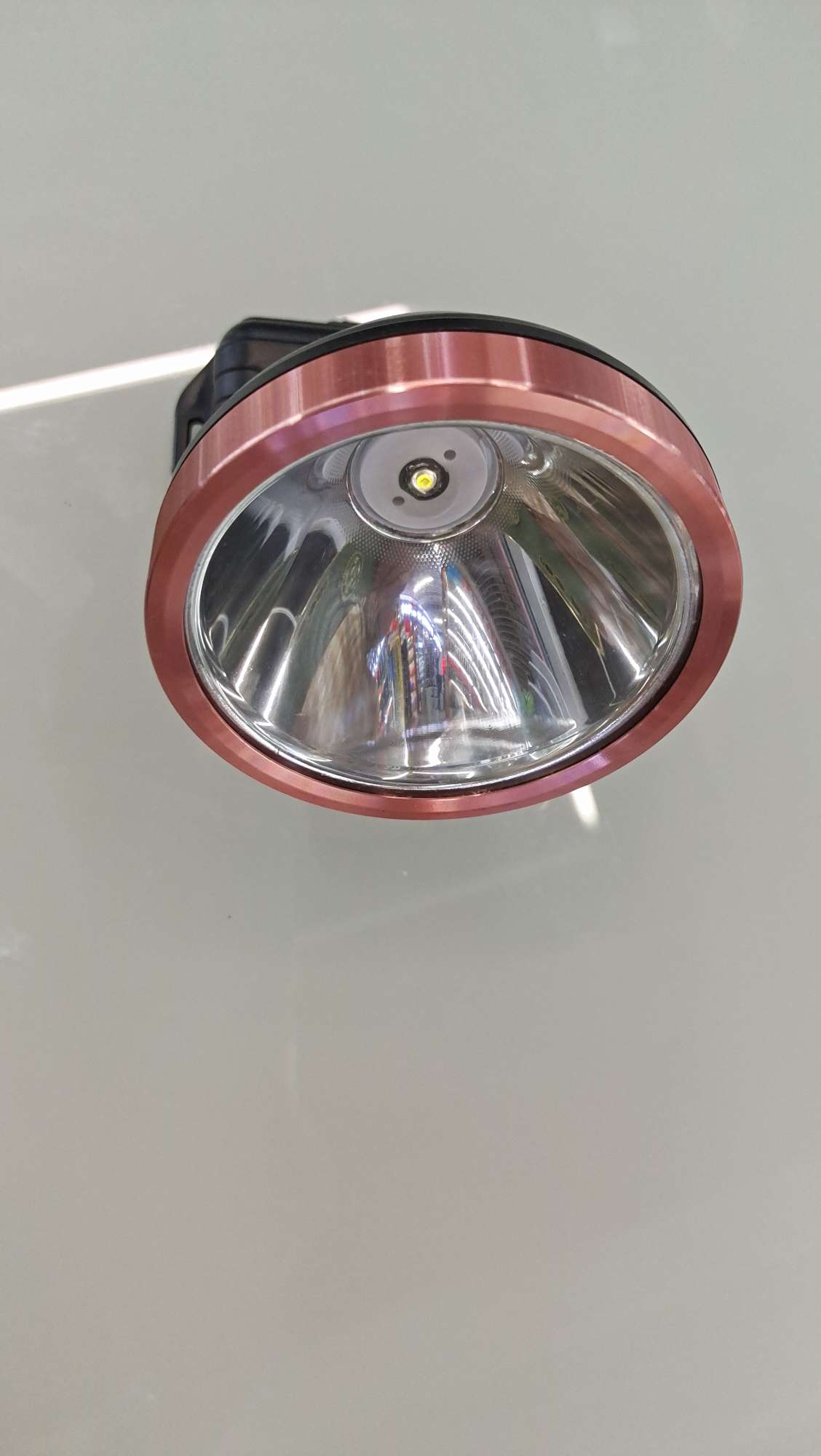The 103 strong bald lamp is equipped with a built-in battery and can be charged via USB Specification image