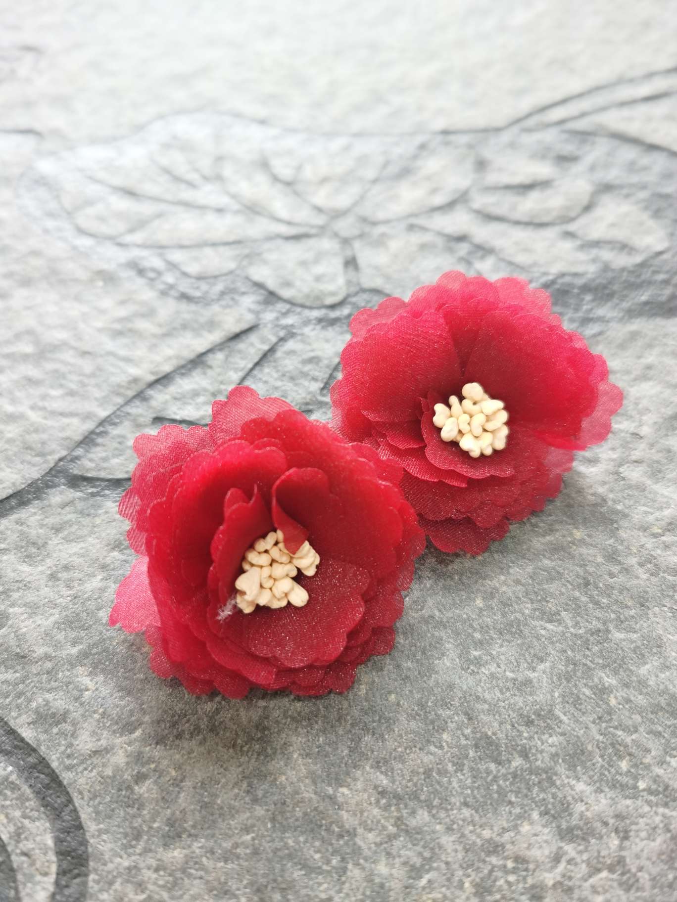 纱花酒红色