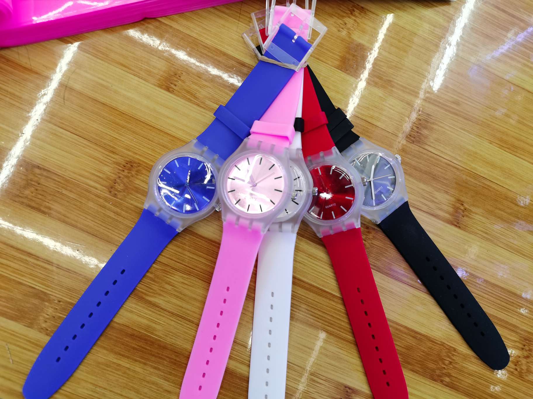 Plastic lightweight best-selling watches detail image 4