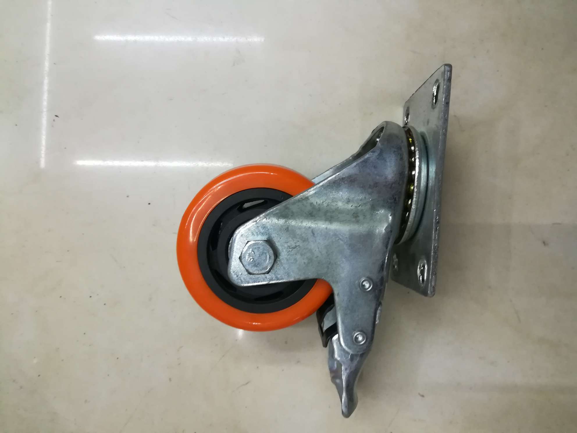 Orange through-wheel flat-bottom brake