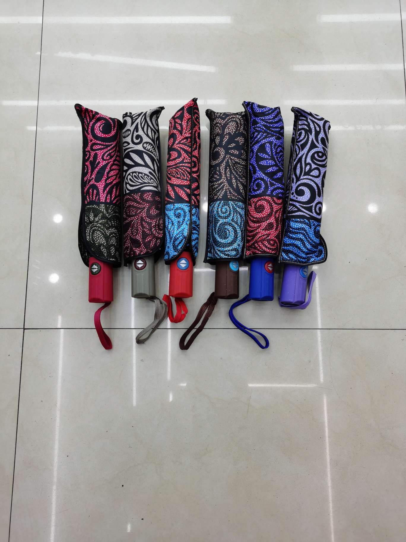 Three-fold self-opening and retractable flower umbrella