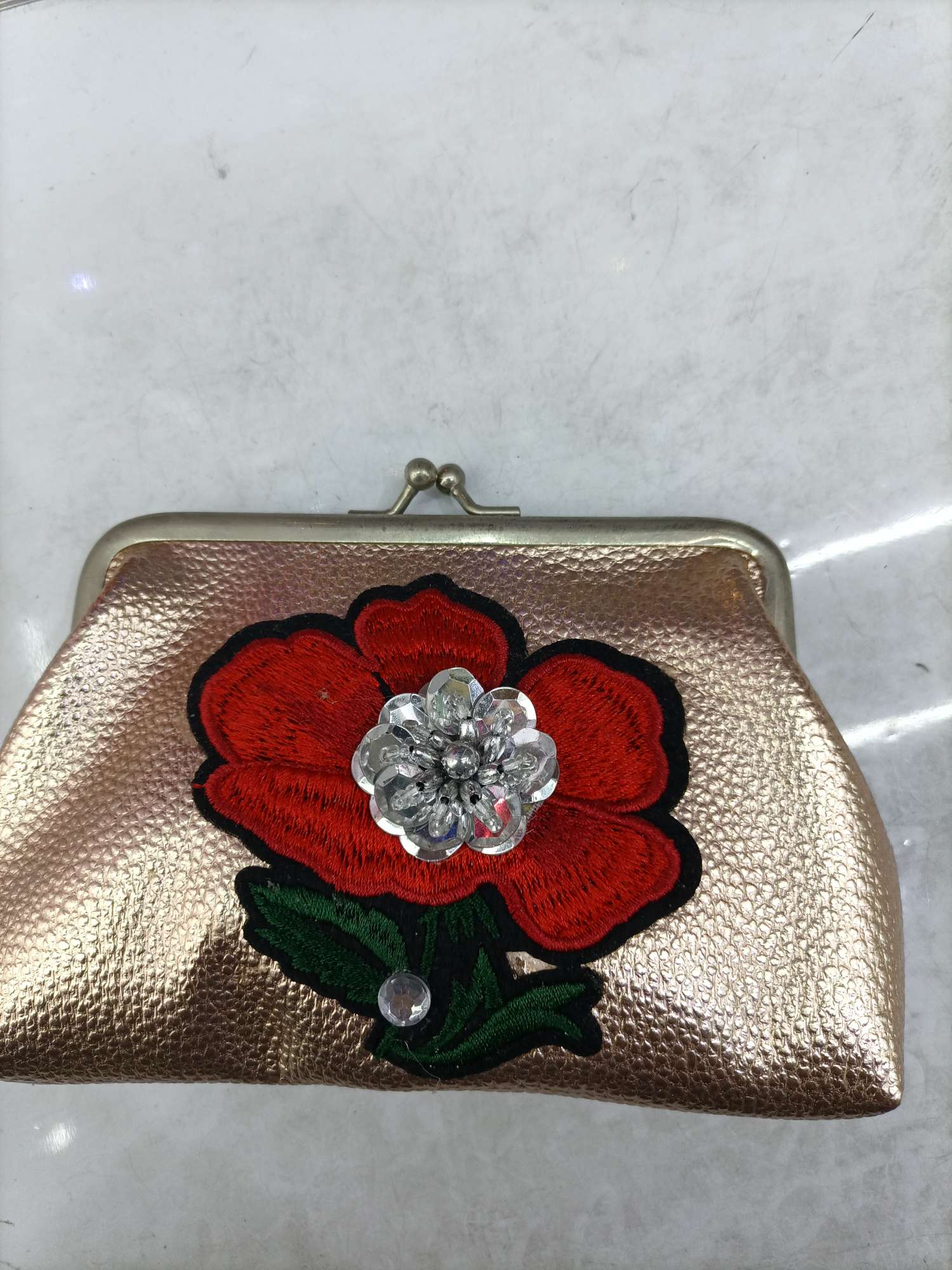 带钻绣花夹子包图