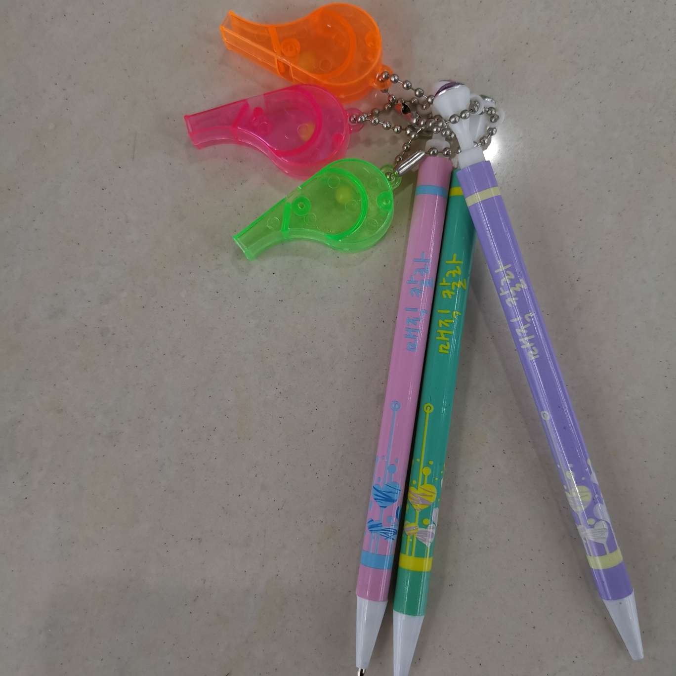 The pendant is equipped with a whistling mechanical pencil details Picture