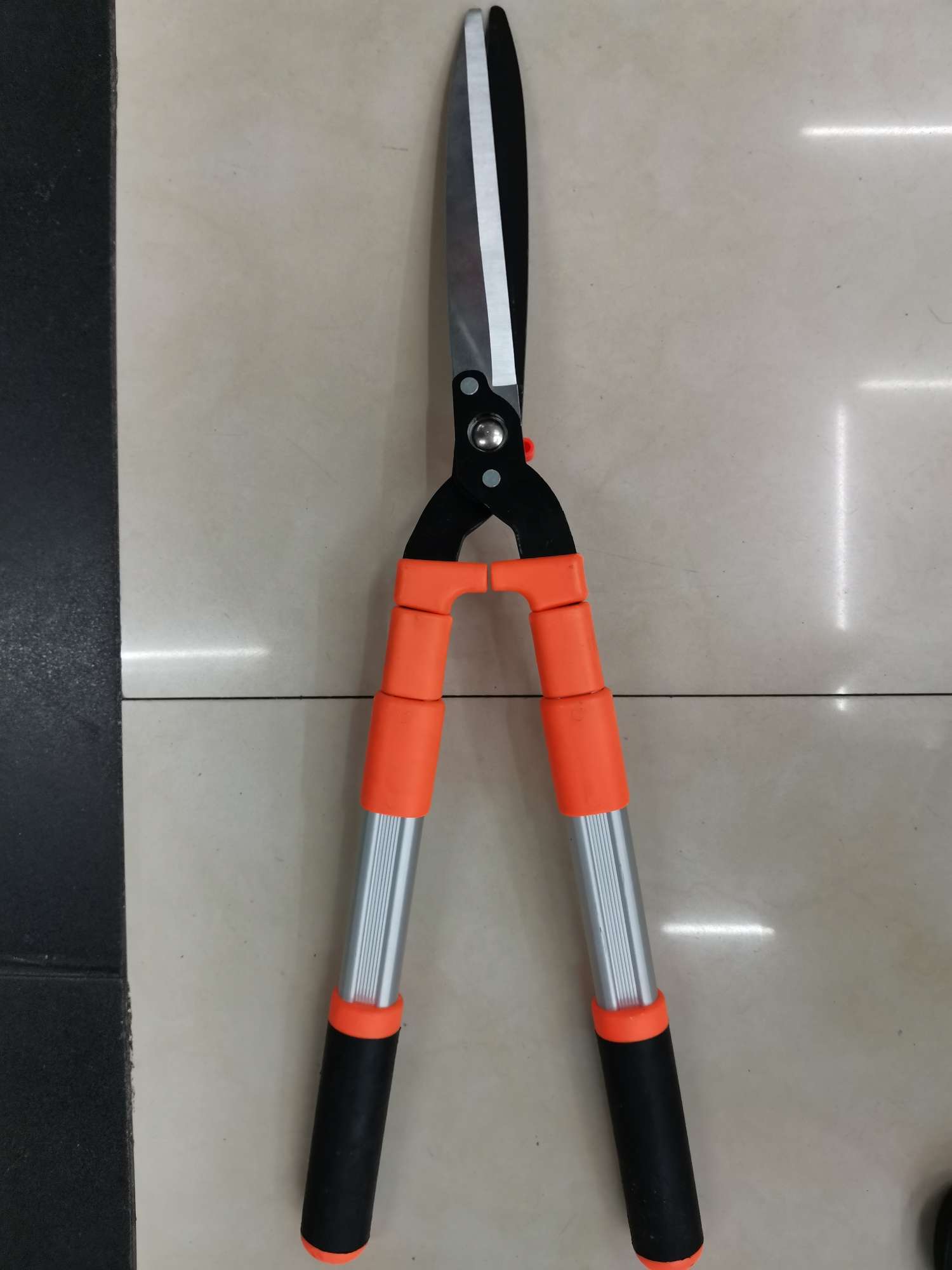 Aluminum-handled pruning shears