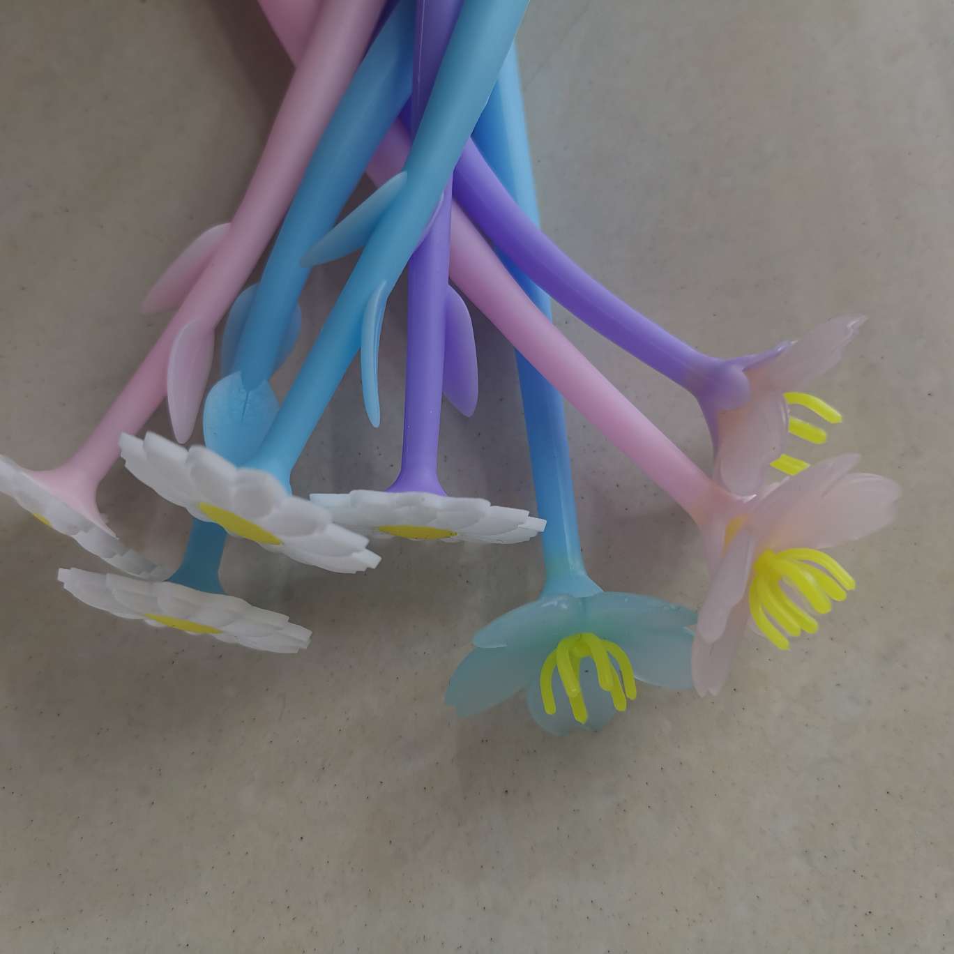 A small daisy-shaped soft rubber pen detail image 5