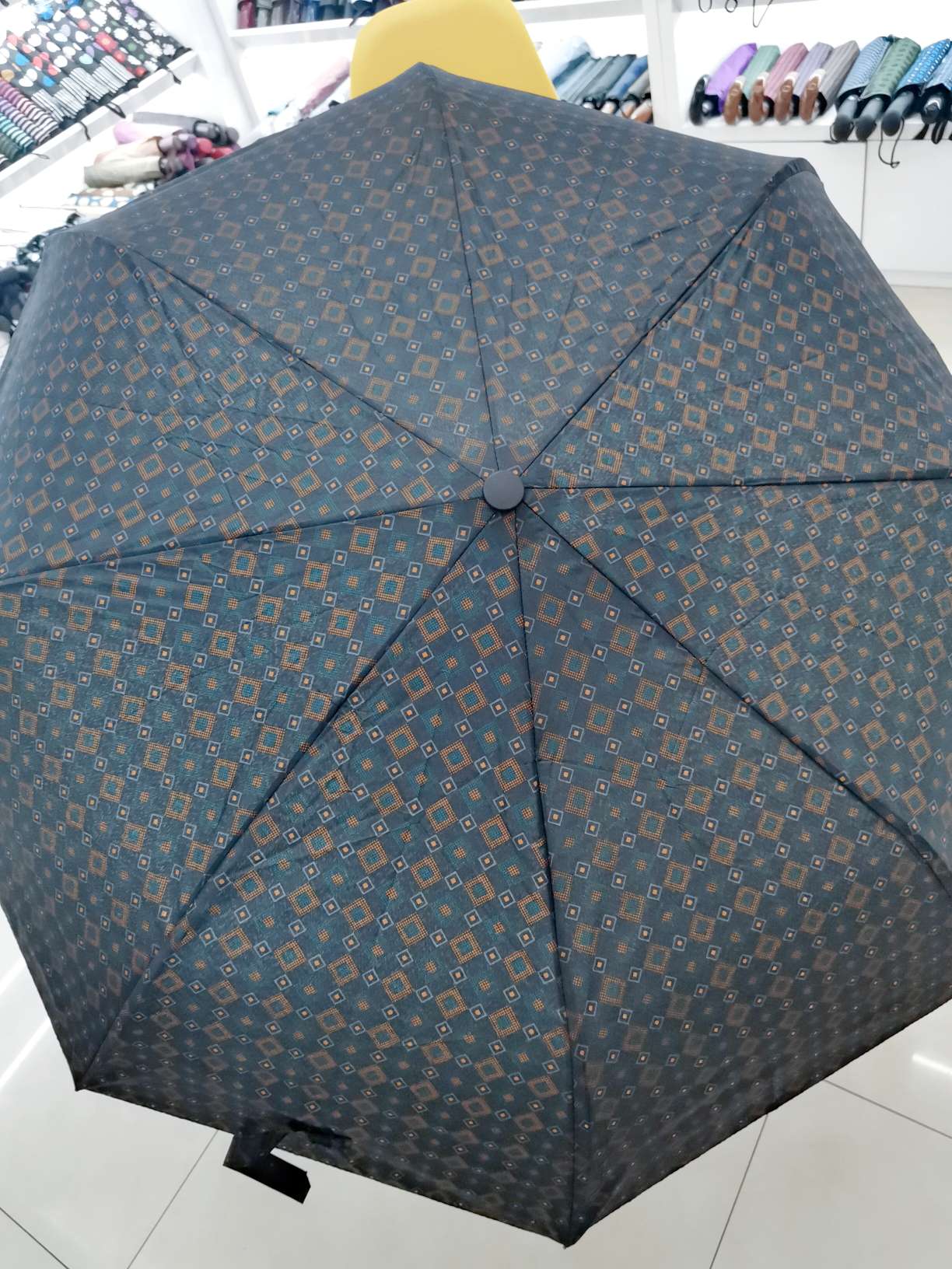 The classic color of the three-fold and a half automatic men's business umbrella Application Scenario