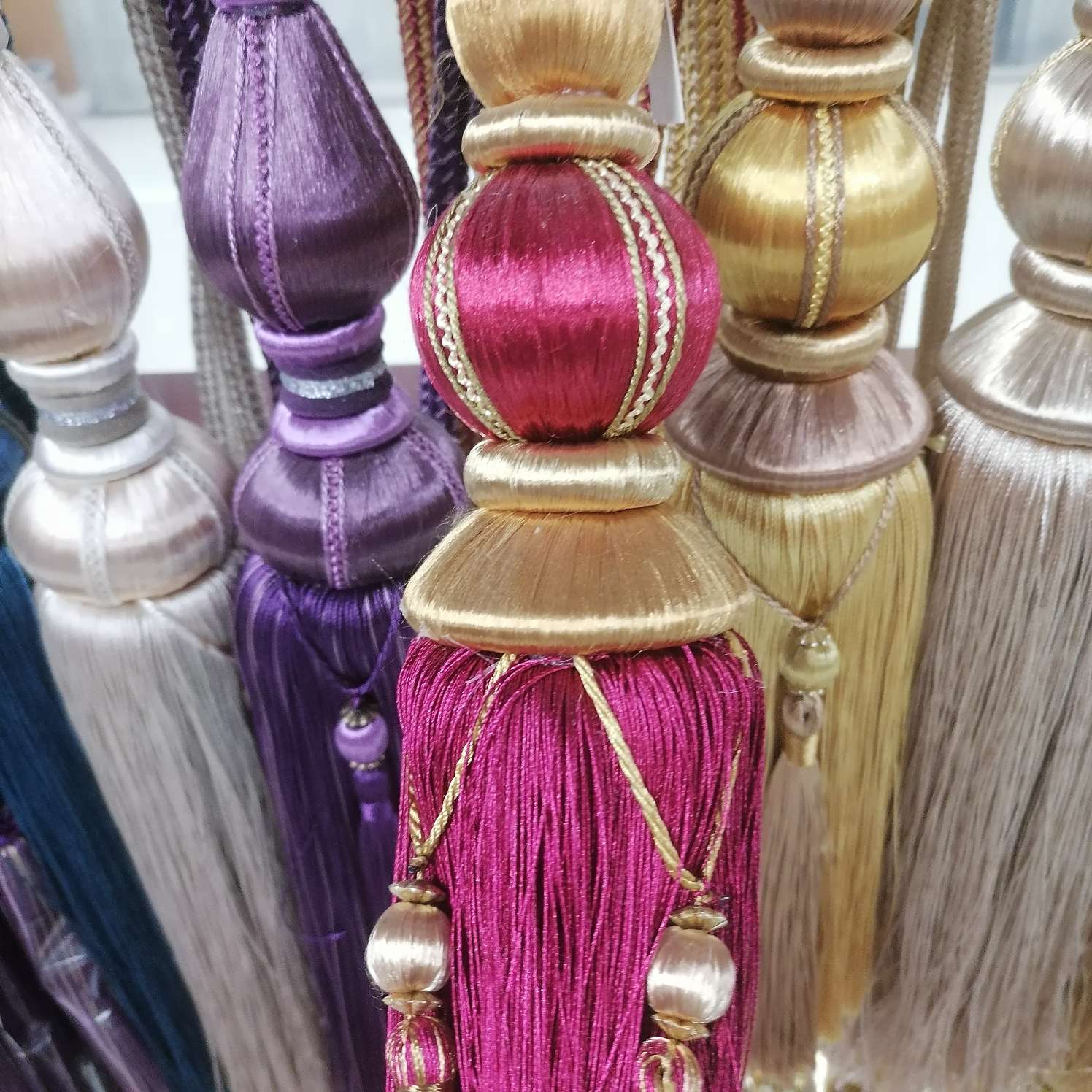 New style factory direct sales, retail and wholesale. Curtains, hanging balls and ties in pink can be mailed