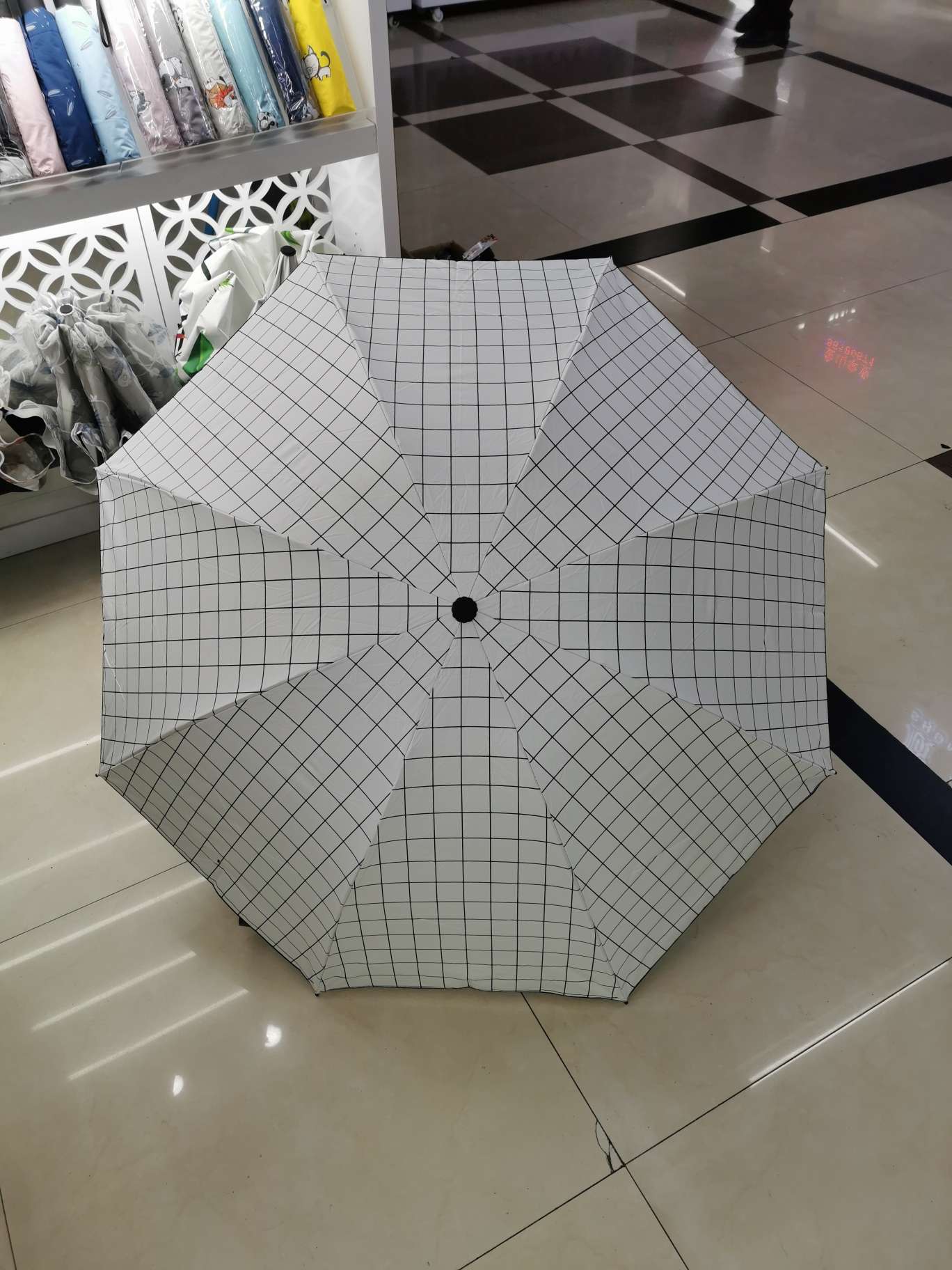 In-stock folding 56*8k vinyl sunshade umbrella with simple checkered pattern, suitable for both sunny and rainy days and UV protection
