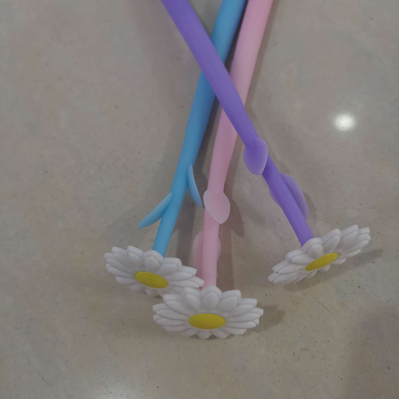 A small daisy-shaped soft rubber pen detail image 2