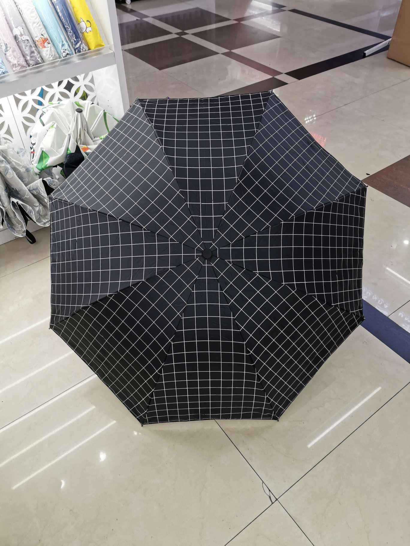 In-stock folding 56*8k vinyl sunshade umbrella with simple checkered pattern, suitable for both sunny and rainy days and UV protection detail image 5