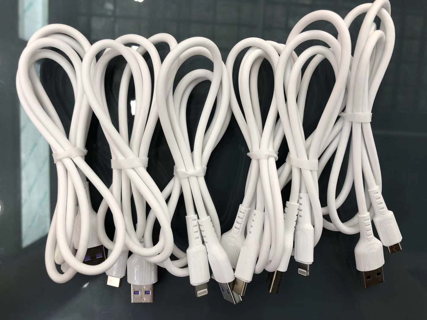 雅阁v8弯头数码手机数据线一拖三充电线快充适用多设备连接耐用型