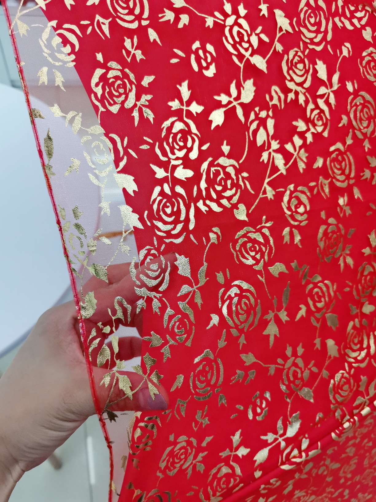 The bride's umbrella is a full sheet of gold-threaded embroidered wedding umbrella and a big red umbrella details Picture
